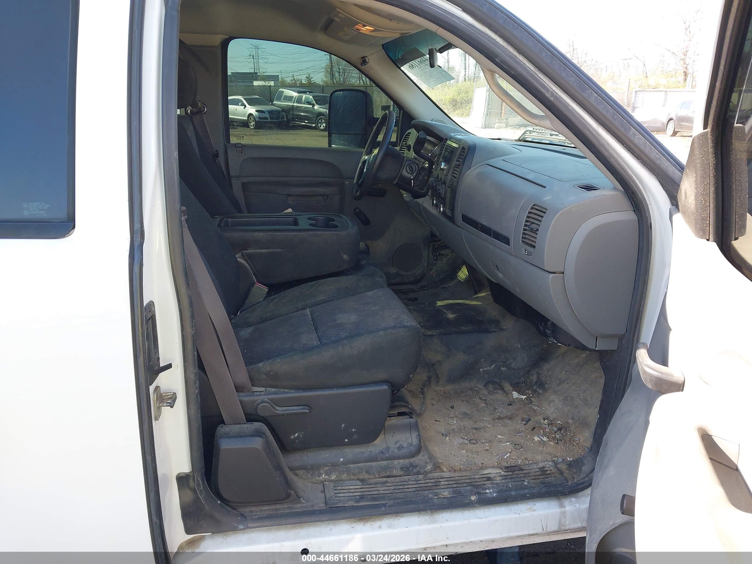 CHEVROLET SILVERADO image 5