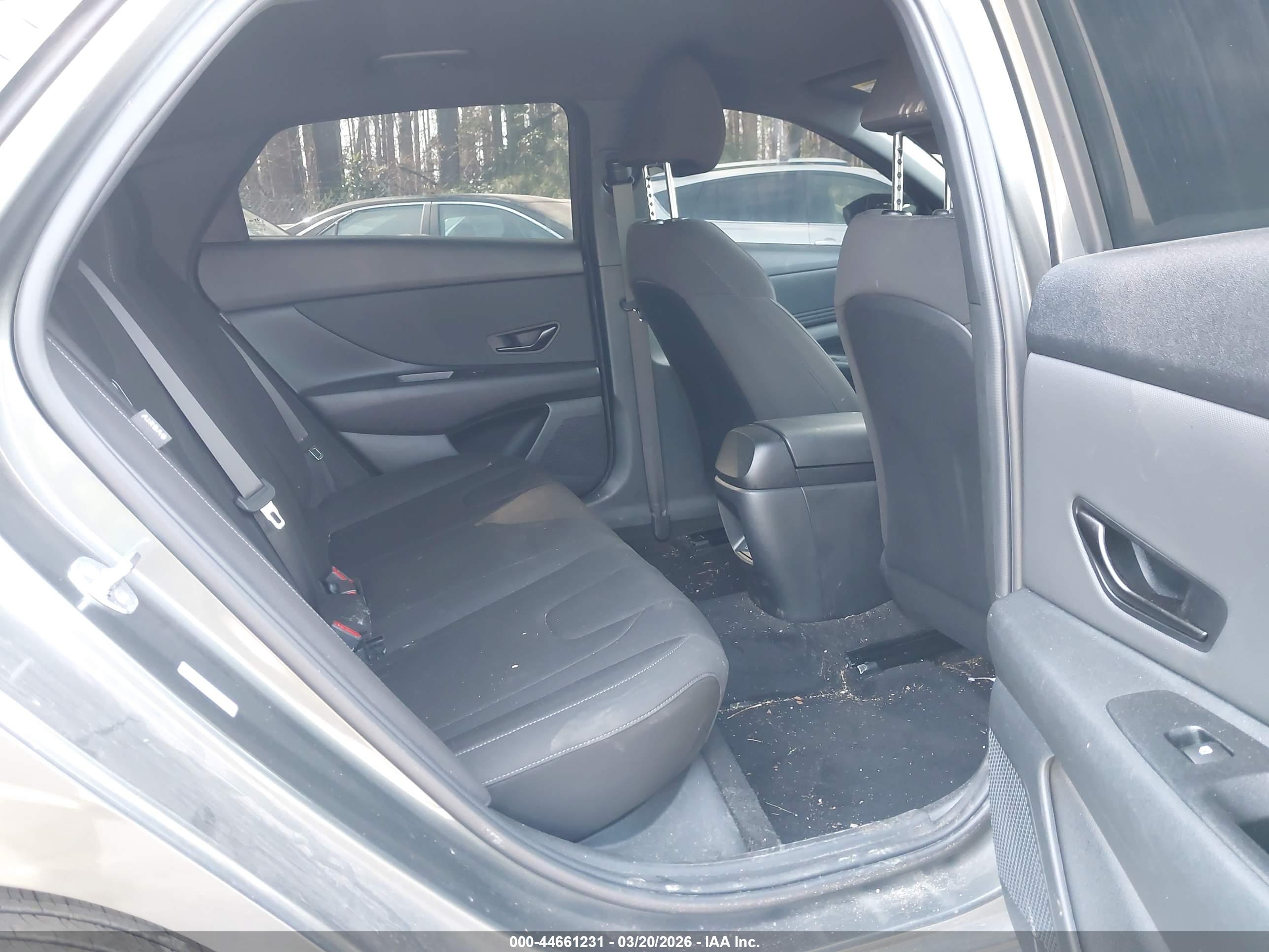 HYUNDAI ELANTRA image 8