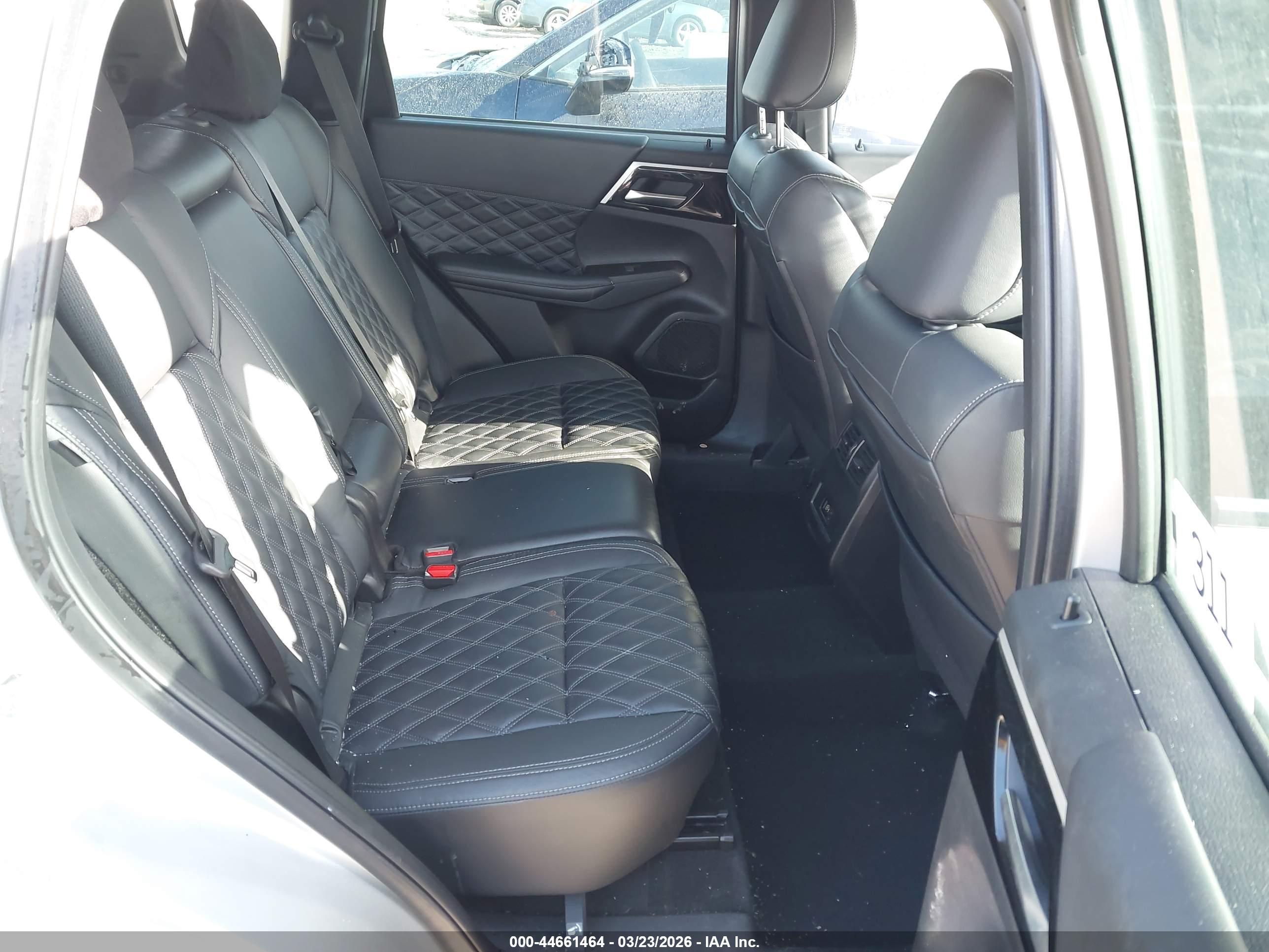 MITSUBISHI OUTLANDER image 8