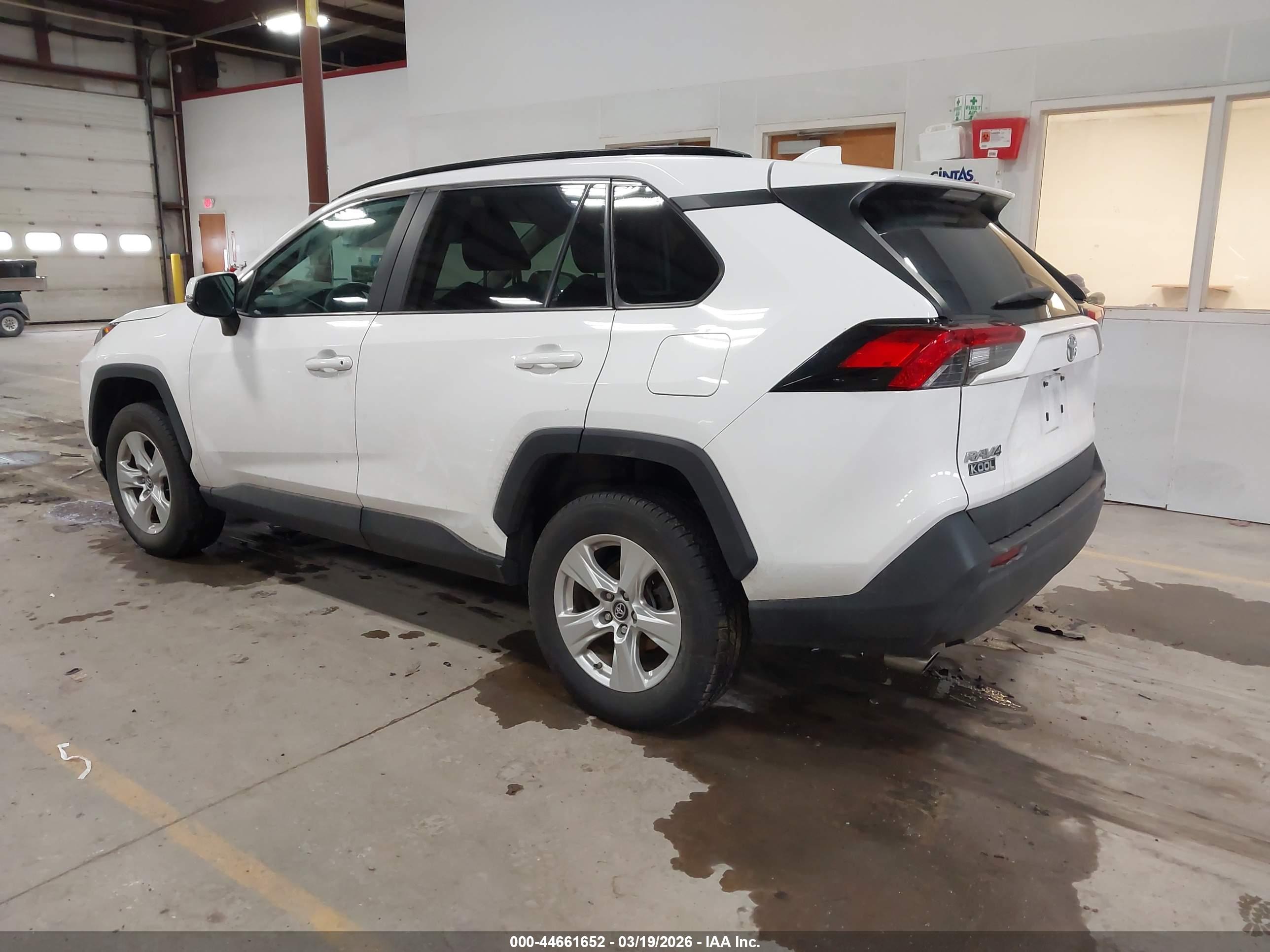 TOYOTA RAV4 image 3