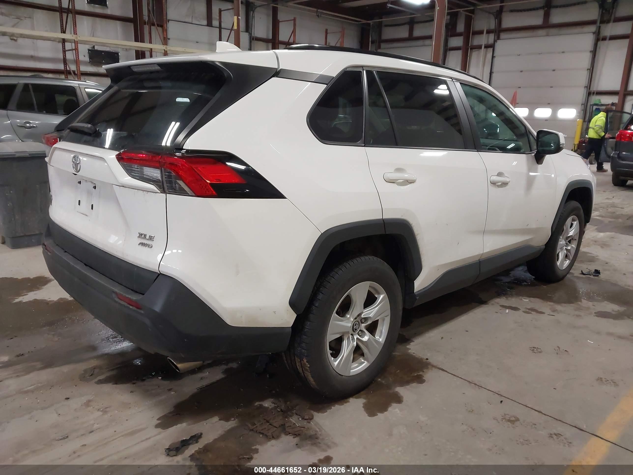 TOYOTA RAV4 image 4