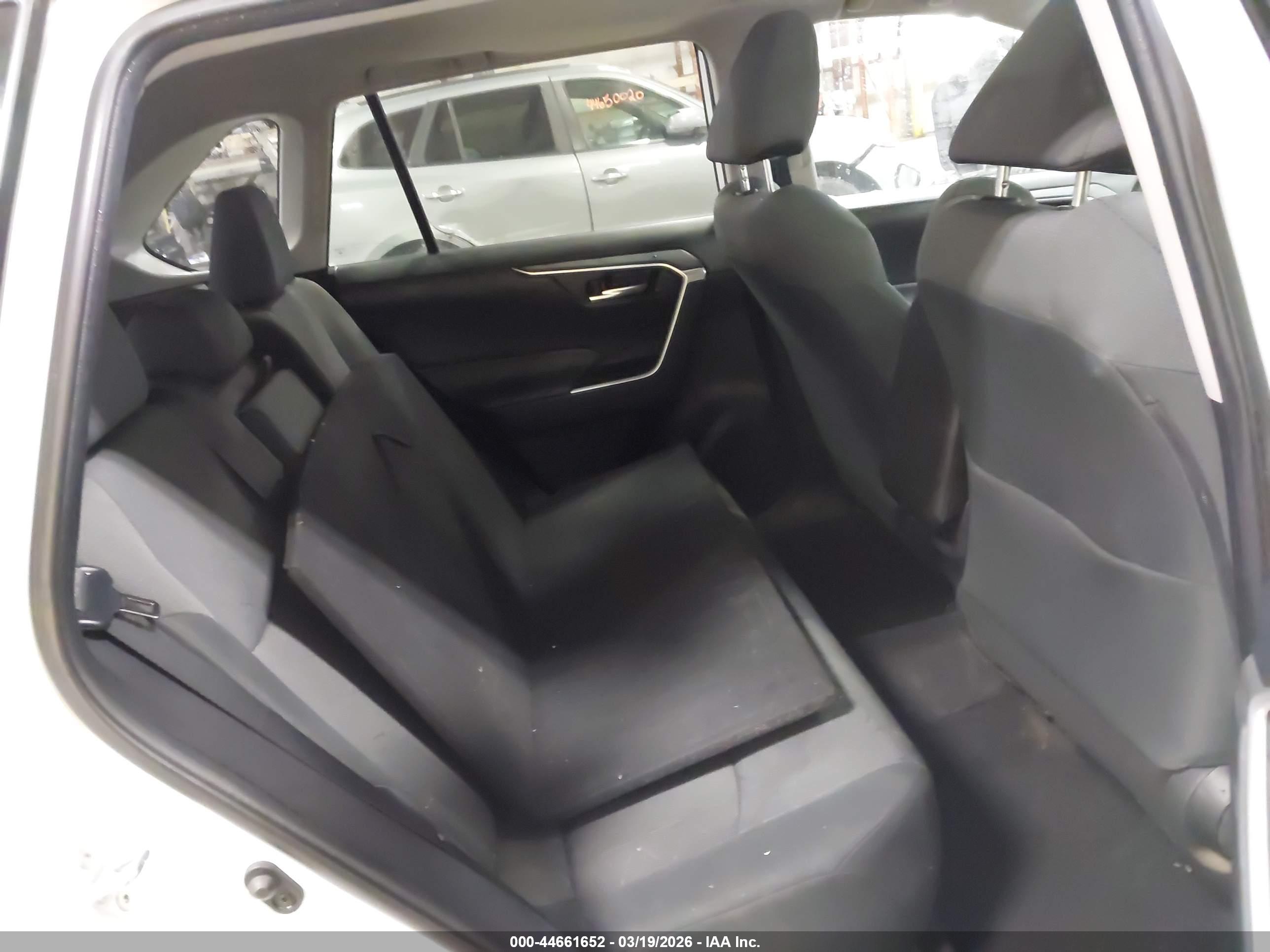 TOYOTA RAV4 image 8