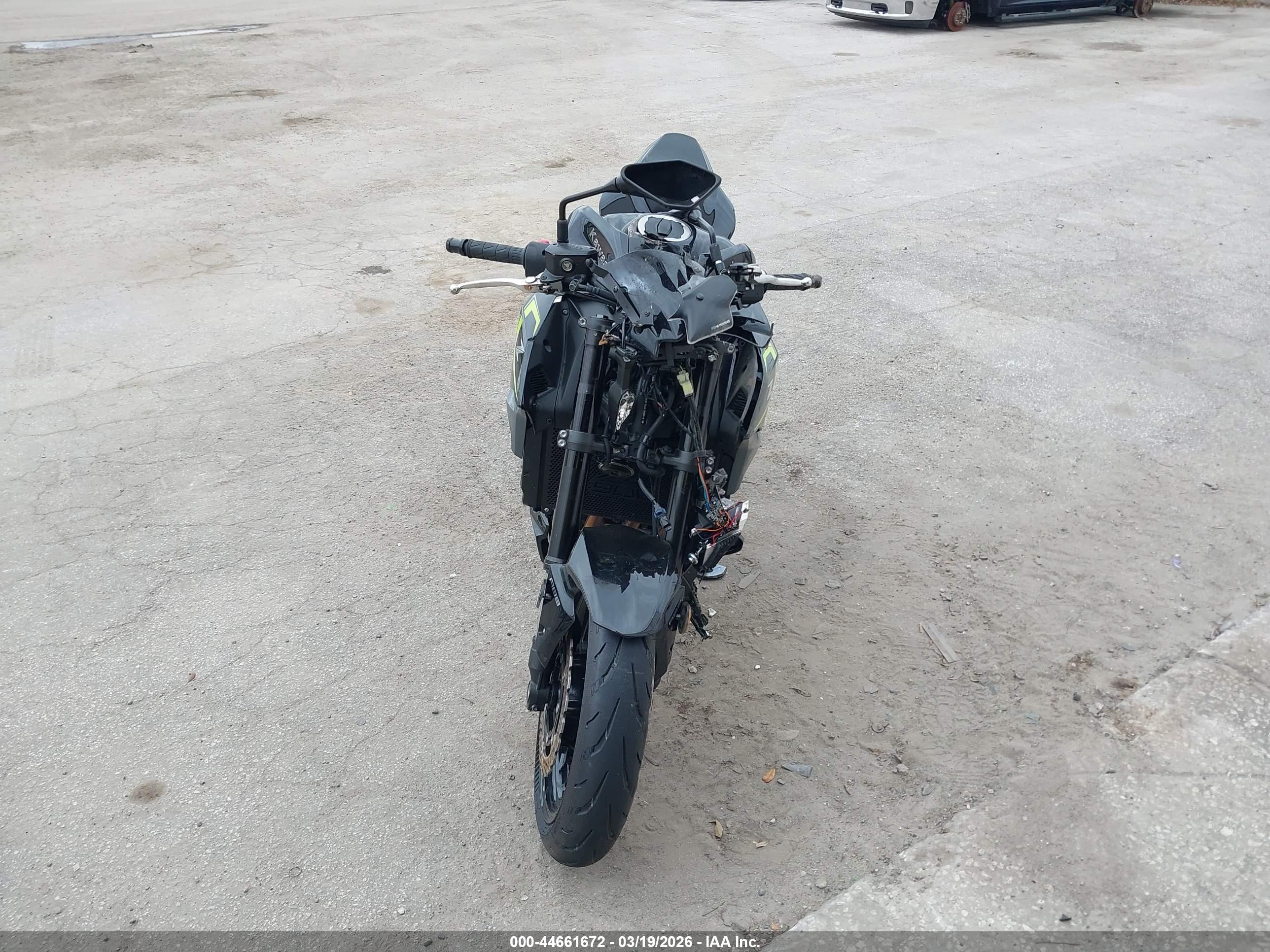 KAWASAKI ZR900 image 5