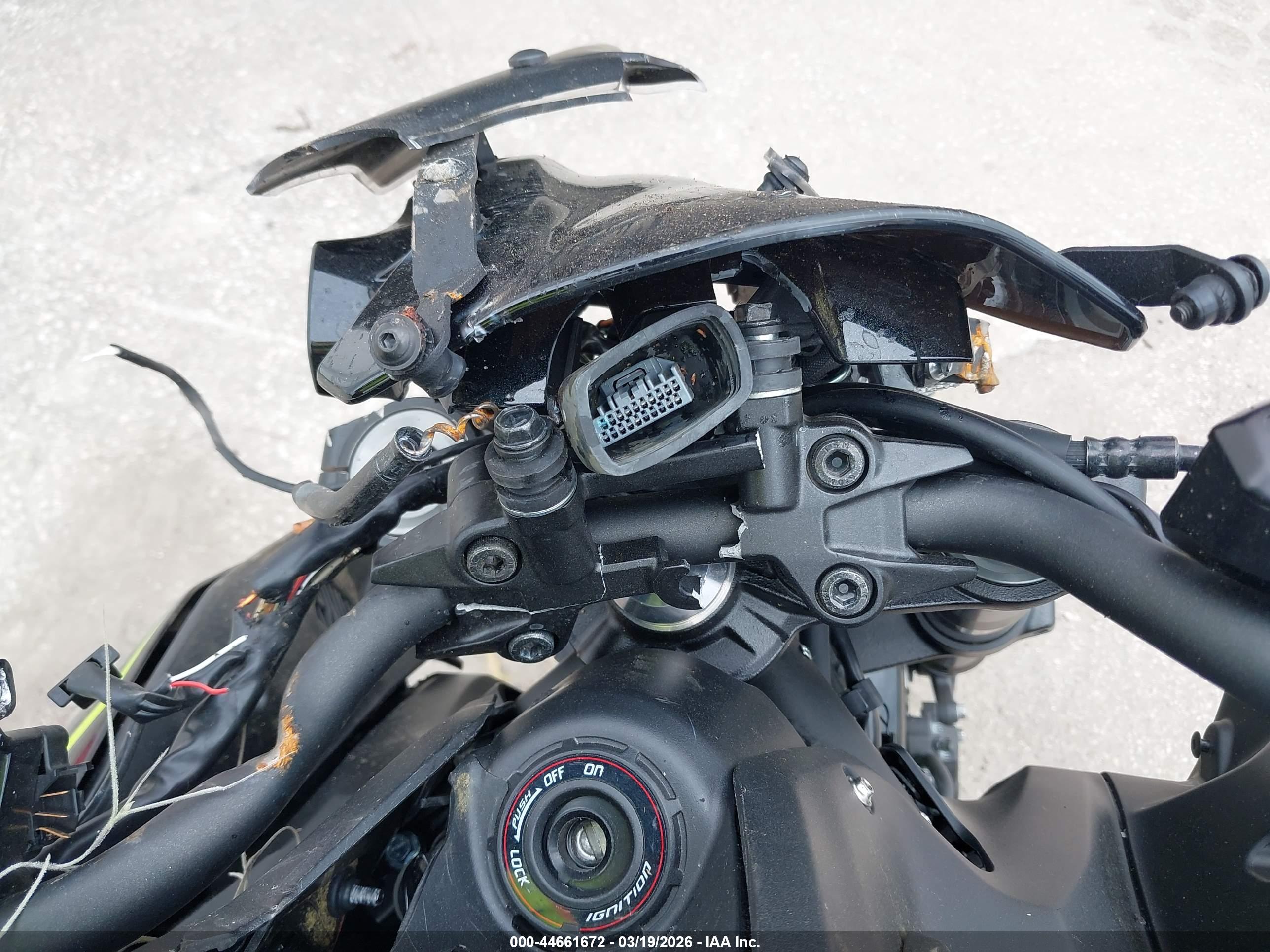 KAWASAKI ZR900 image 7