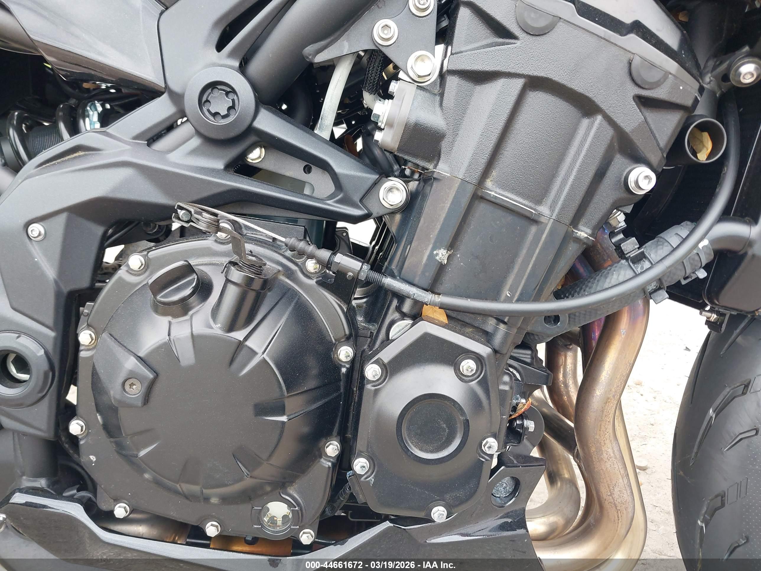 KAWASAKI ZR900 image 8