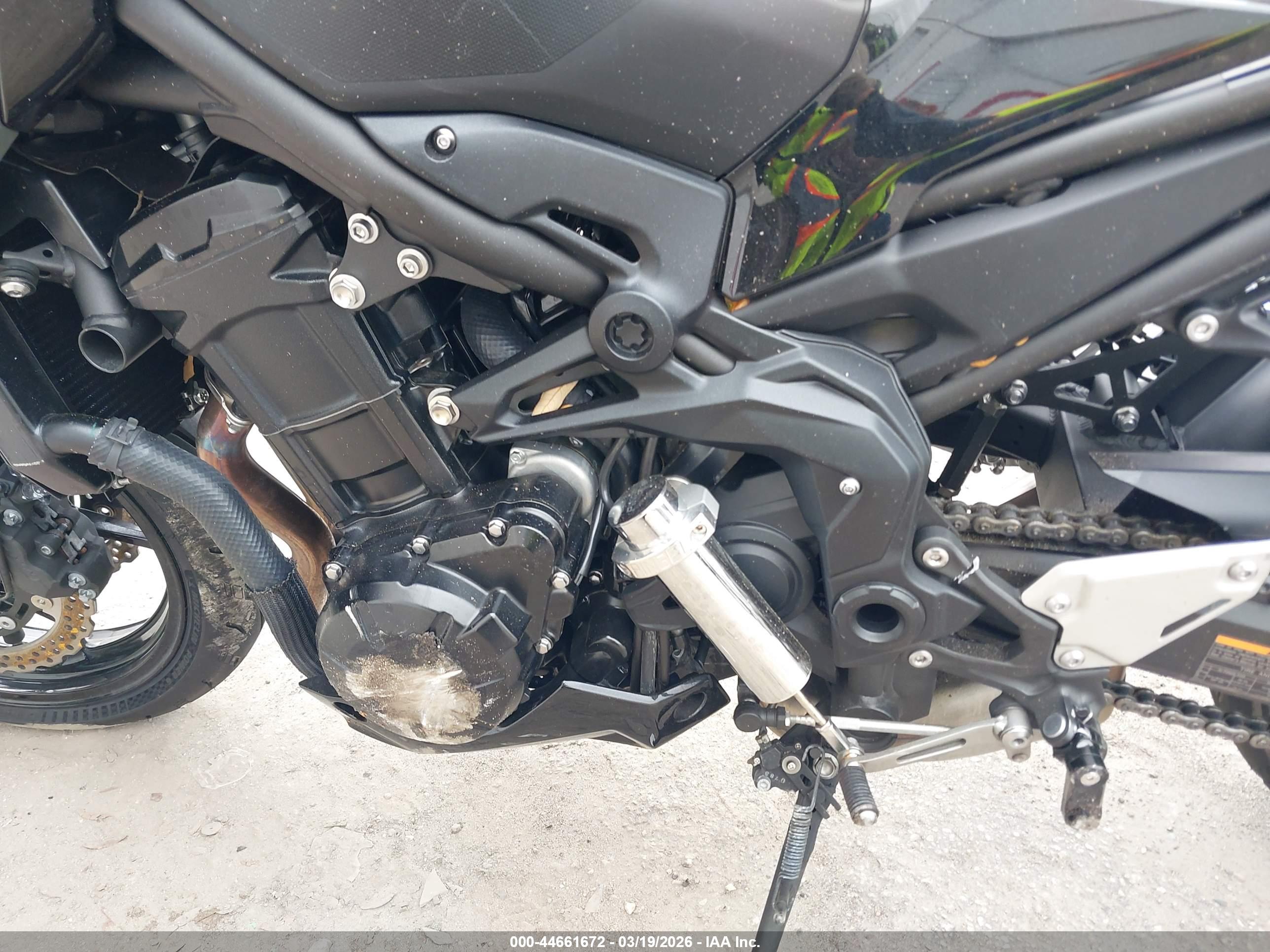 KAWASAKI ZR900 image 9