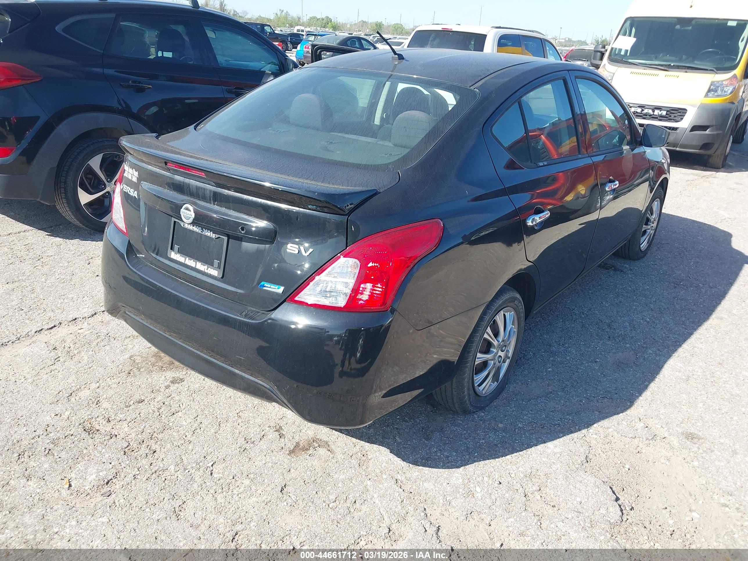 NISSAN VERSA image 4