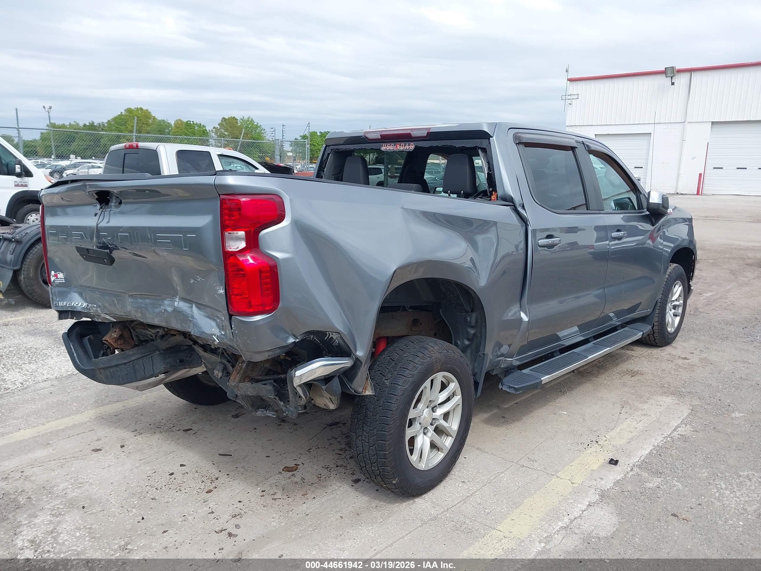 CHEVROLET SILVERADO image 4