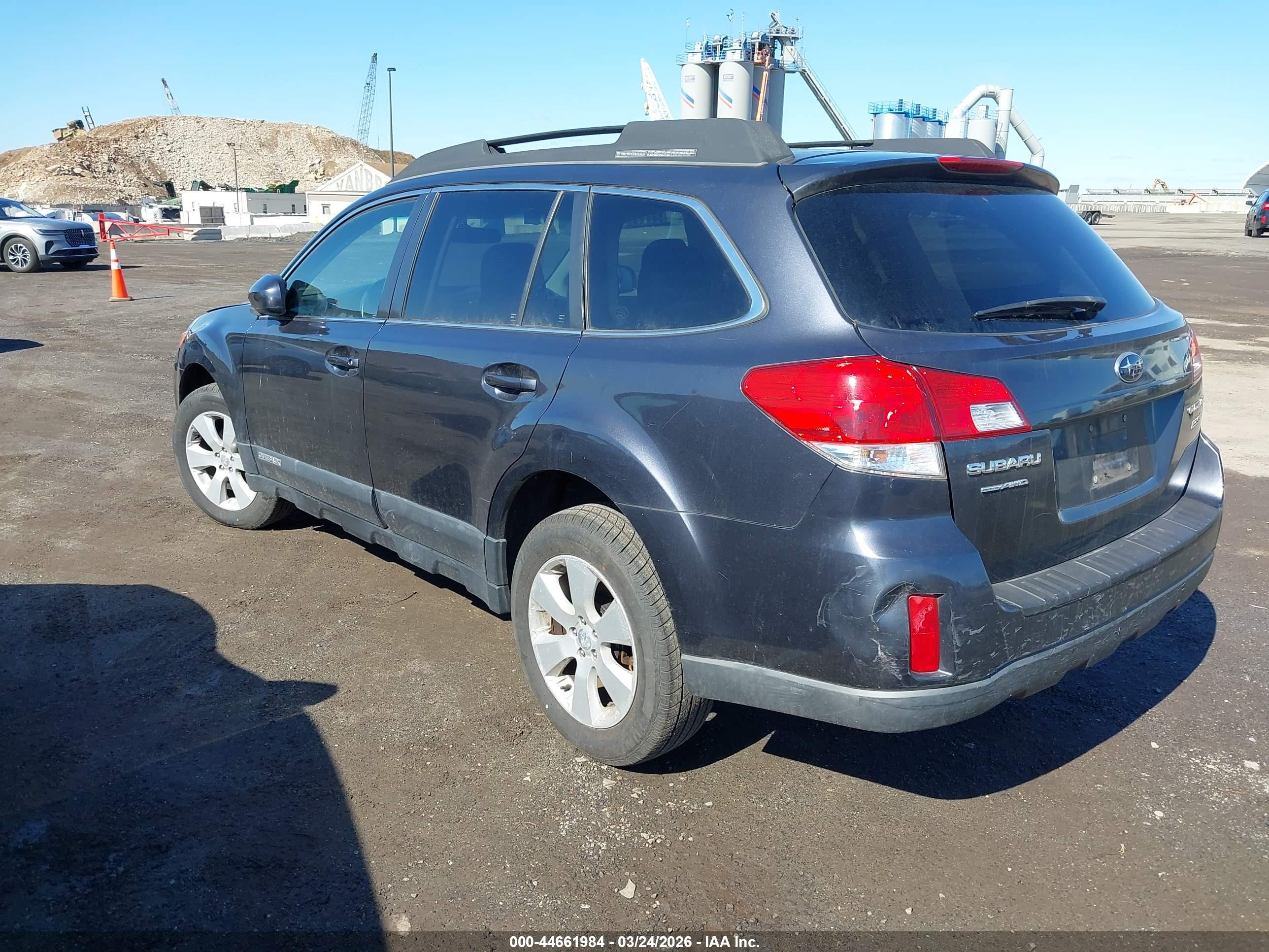 SUBARU OUTBACK image 3