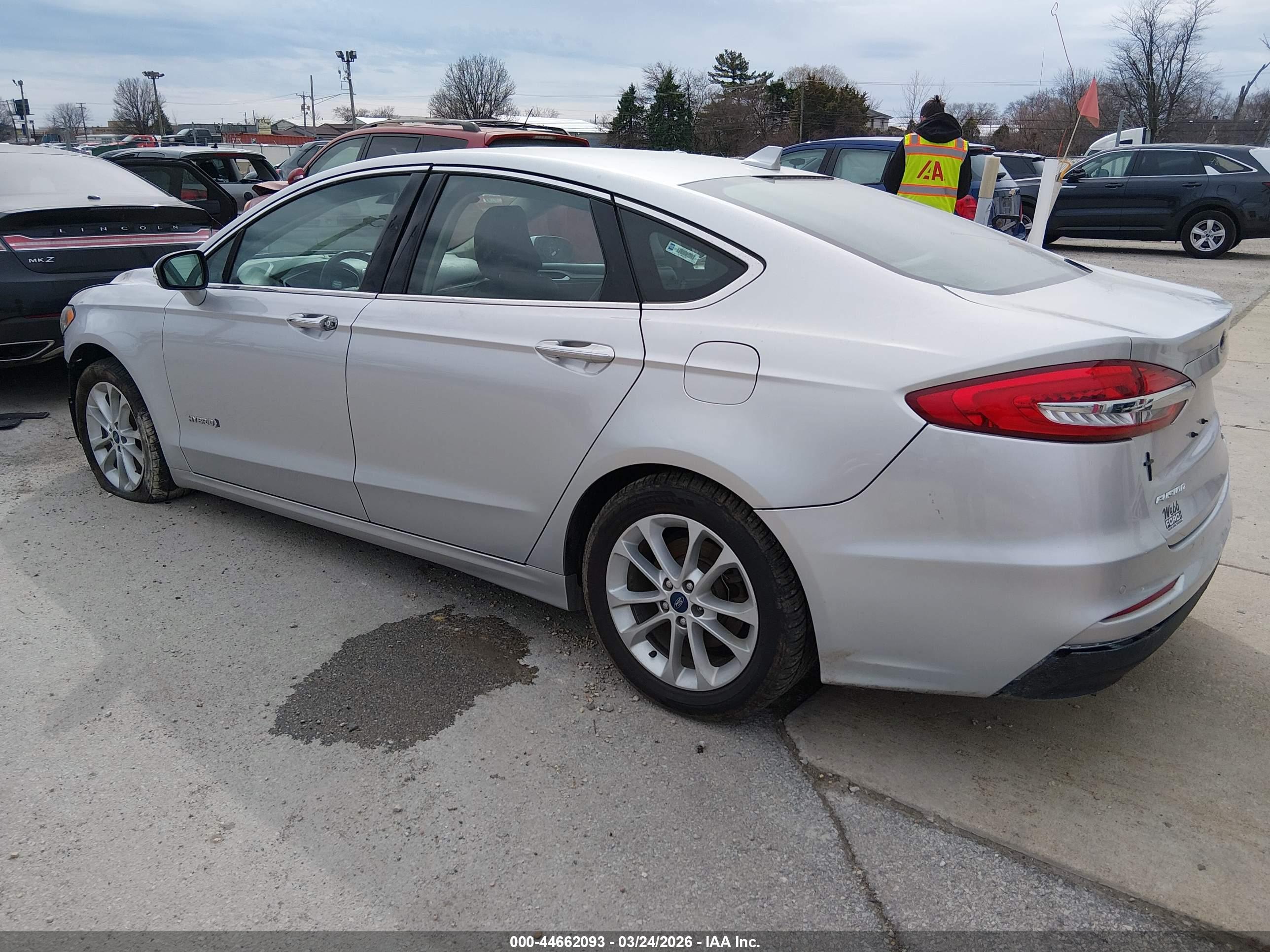 FORD FUSION image 3