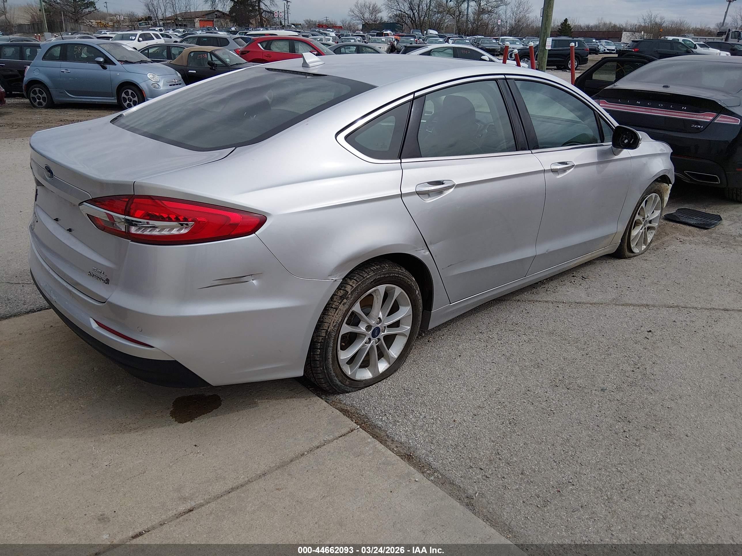 FORD FUSION image 4