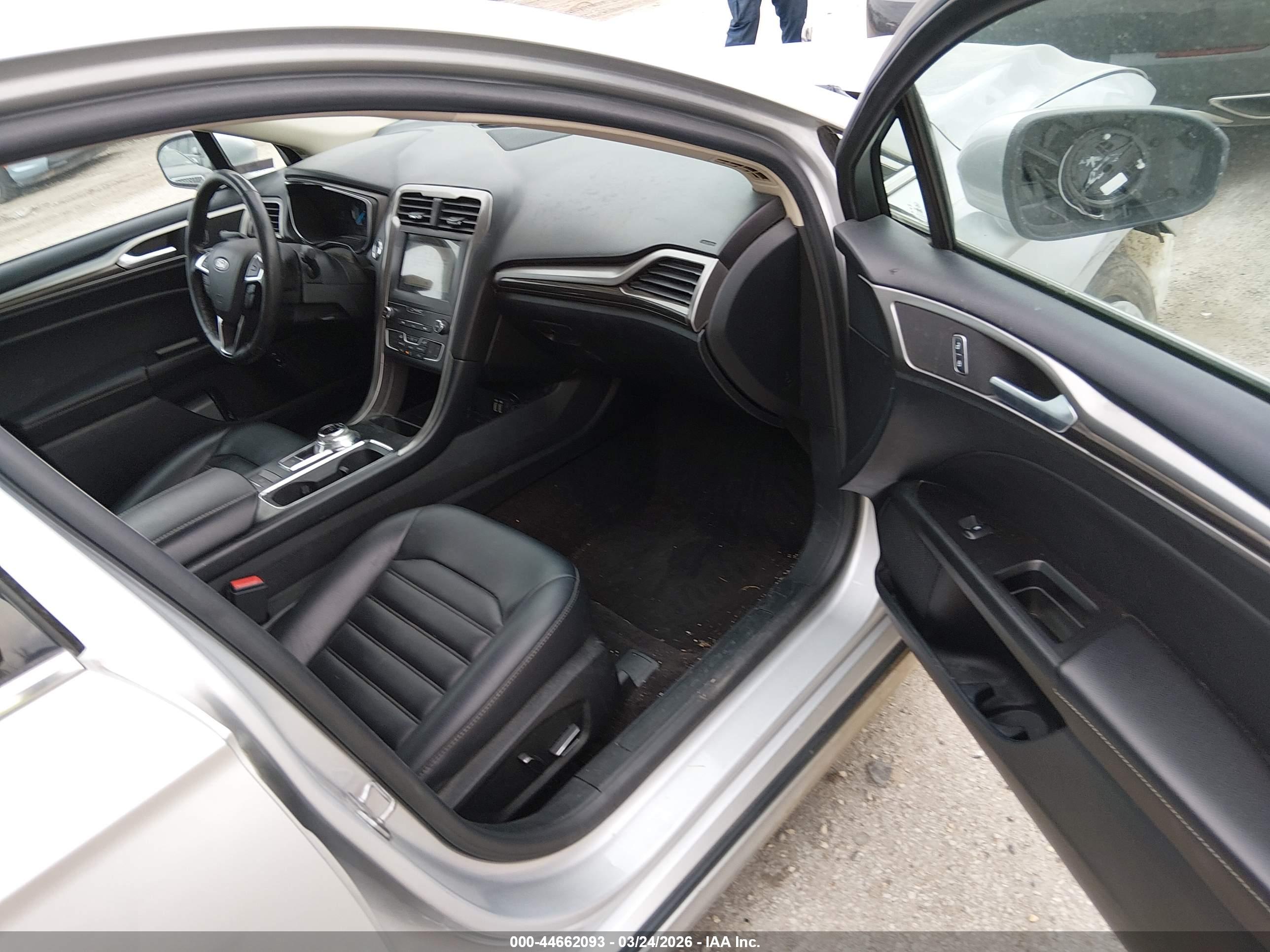 FORD FUSION image 5