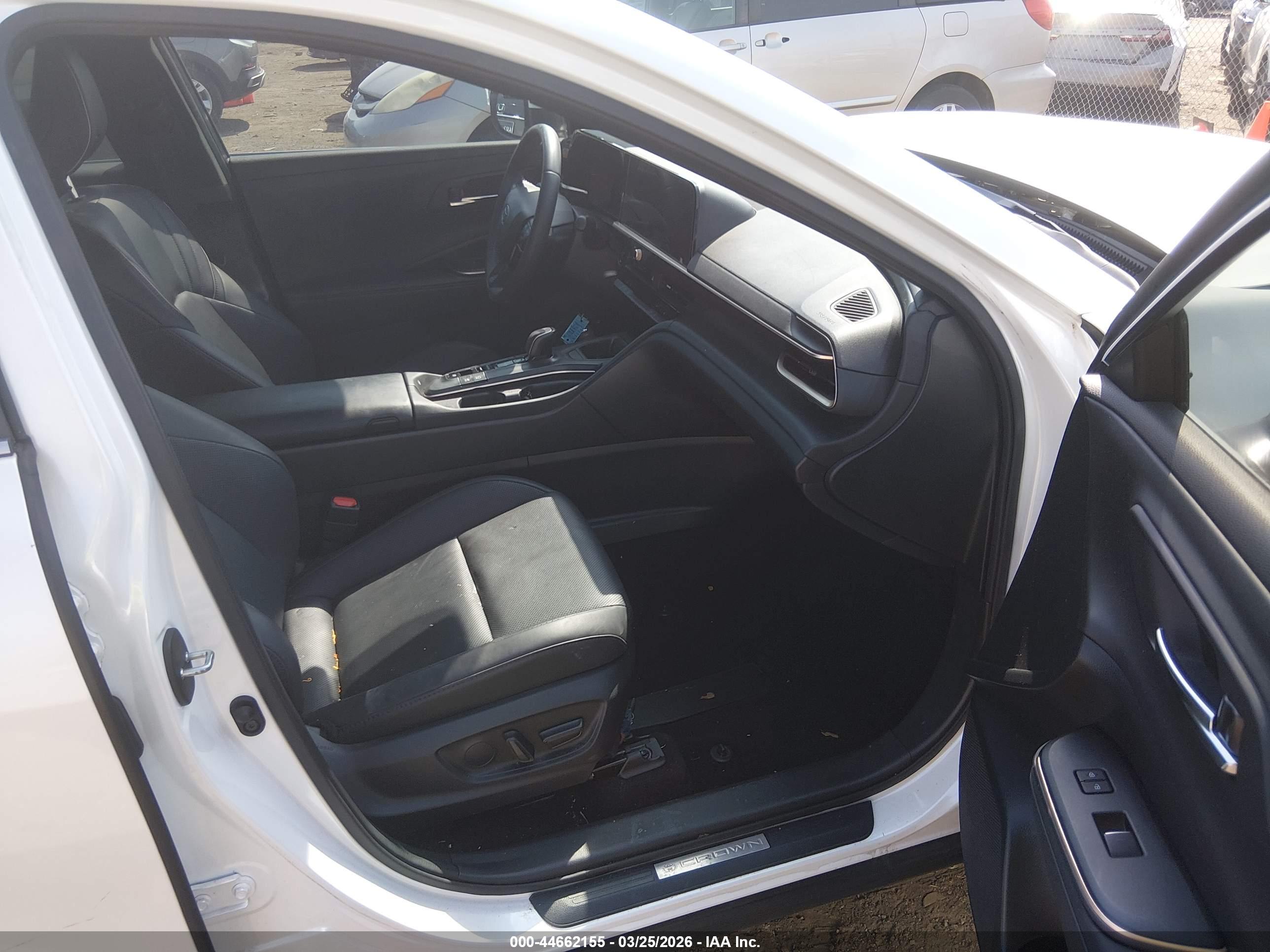 TOYOTA CROWN image 5