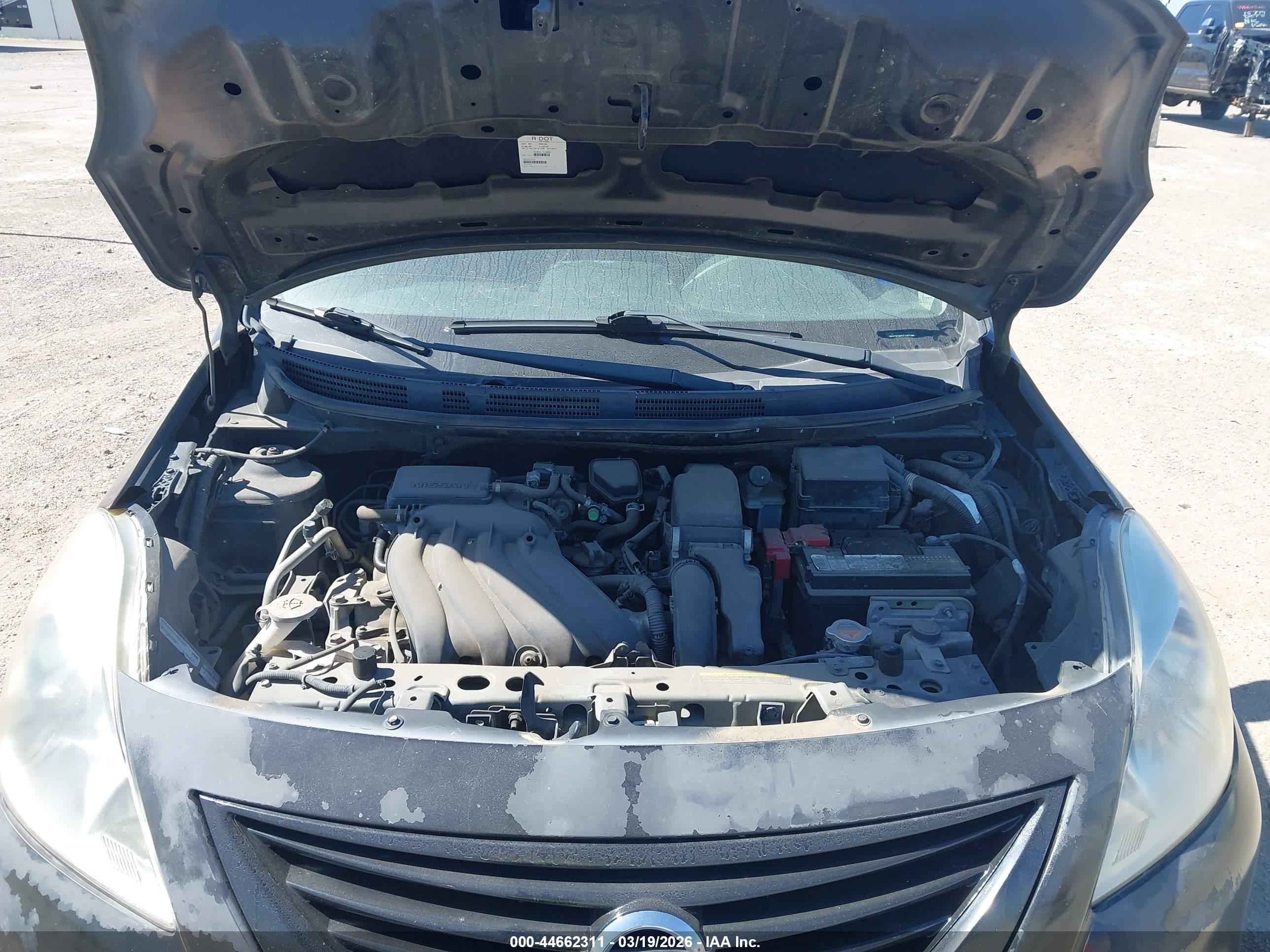 NISSAN VERSA image 10