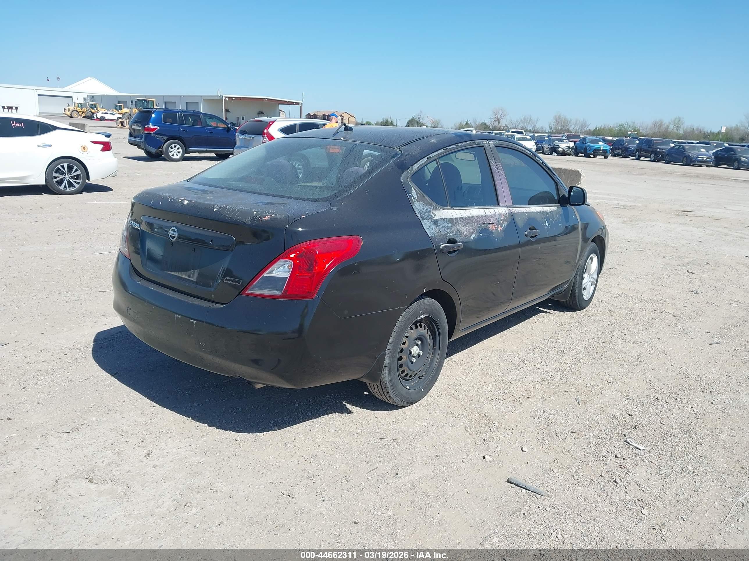 NISSAN VERSA image 4