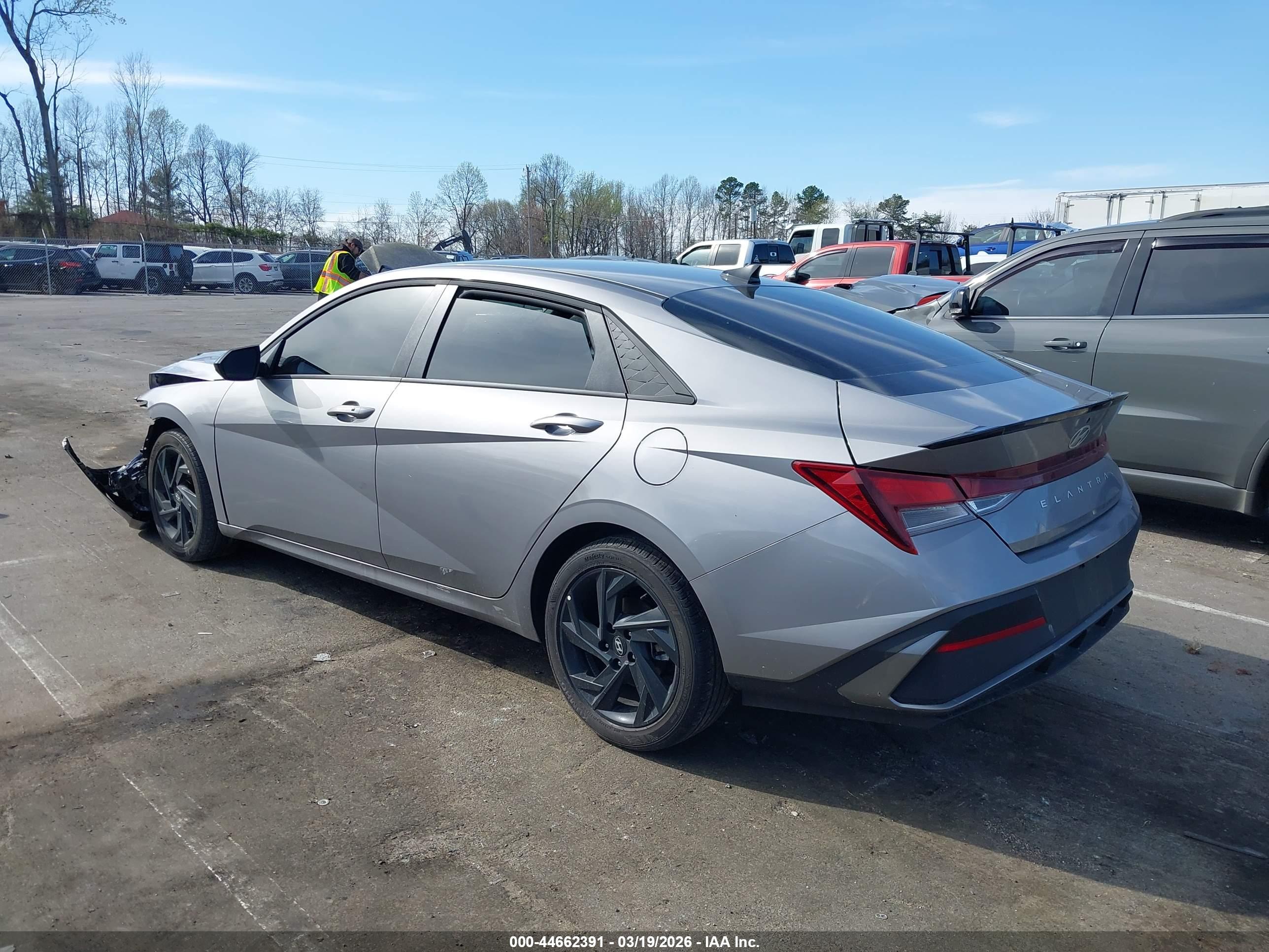 HYUNDAI ELANTRA image 3