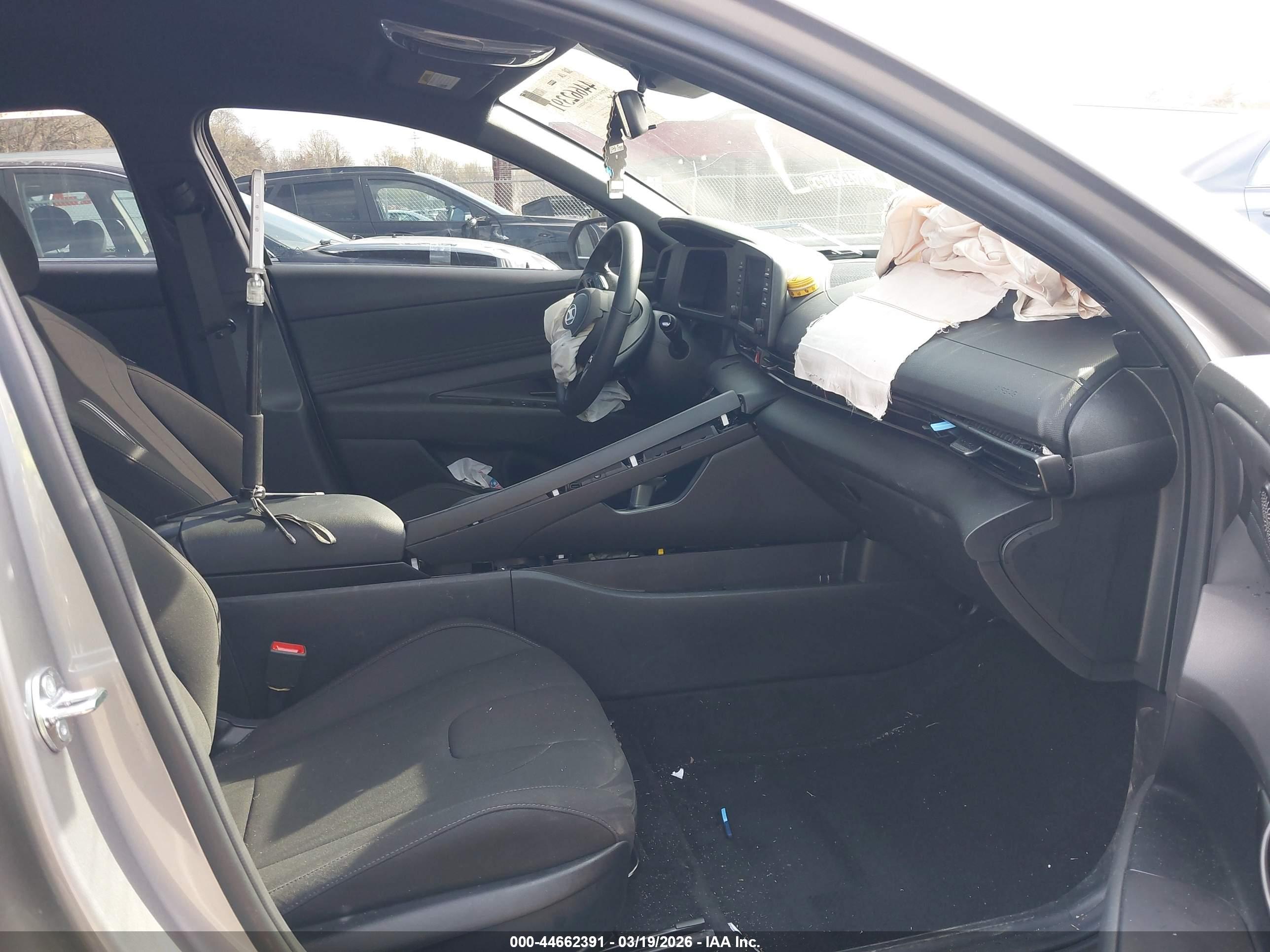 HYUNDAI ELANTRA image 5
