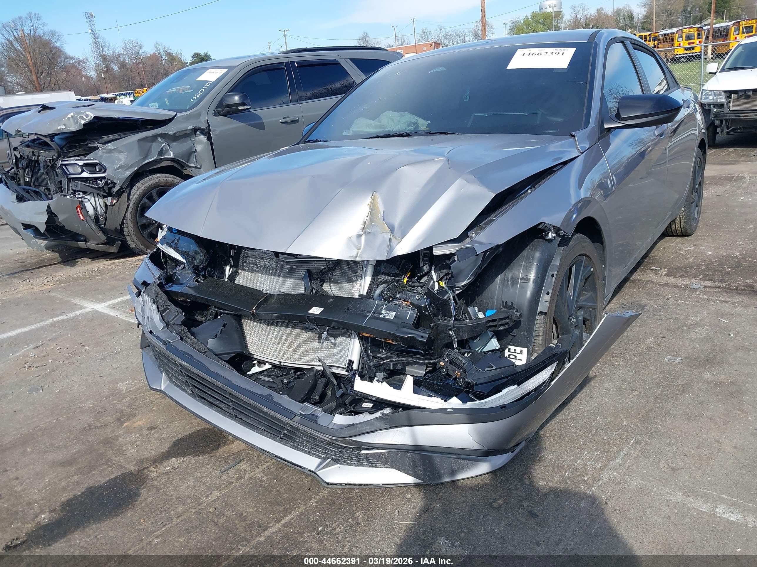 HYUNDAI ELANTRA image 6