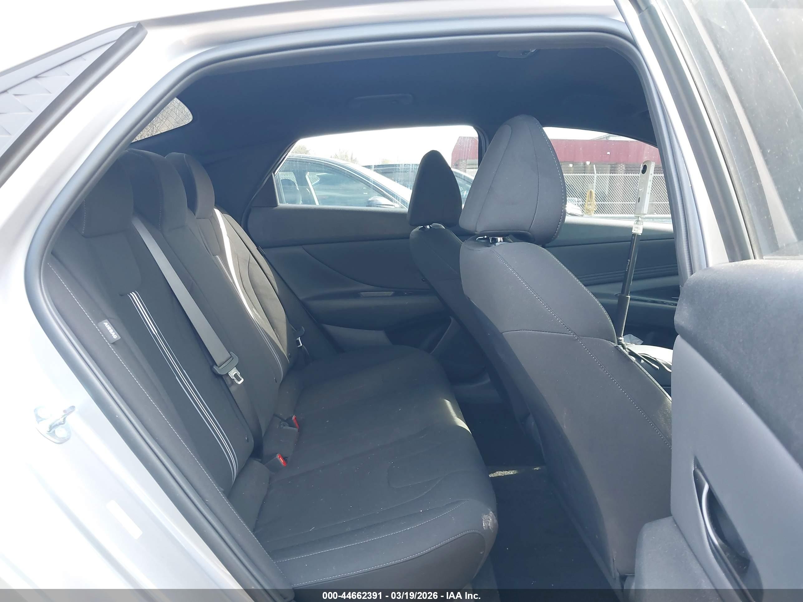 HYUNDAI ELANTRA image 8