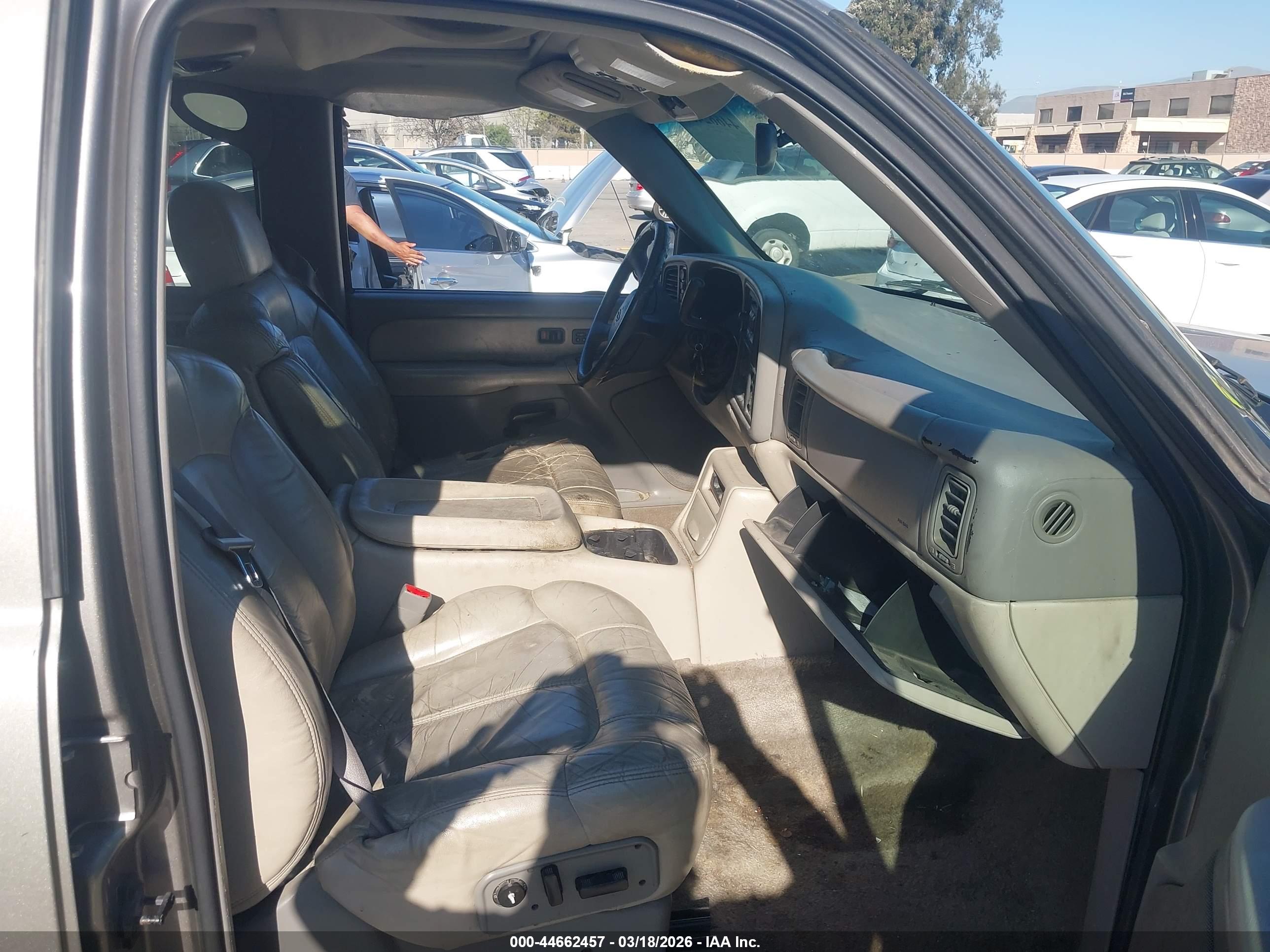 CHEVROLET SUBURBAN image 5