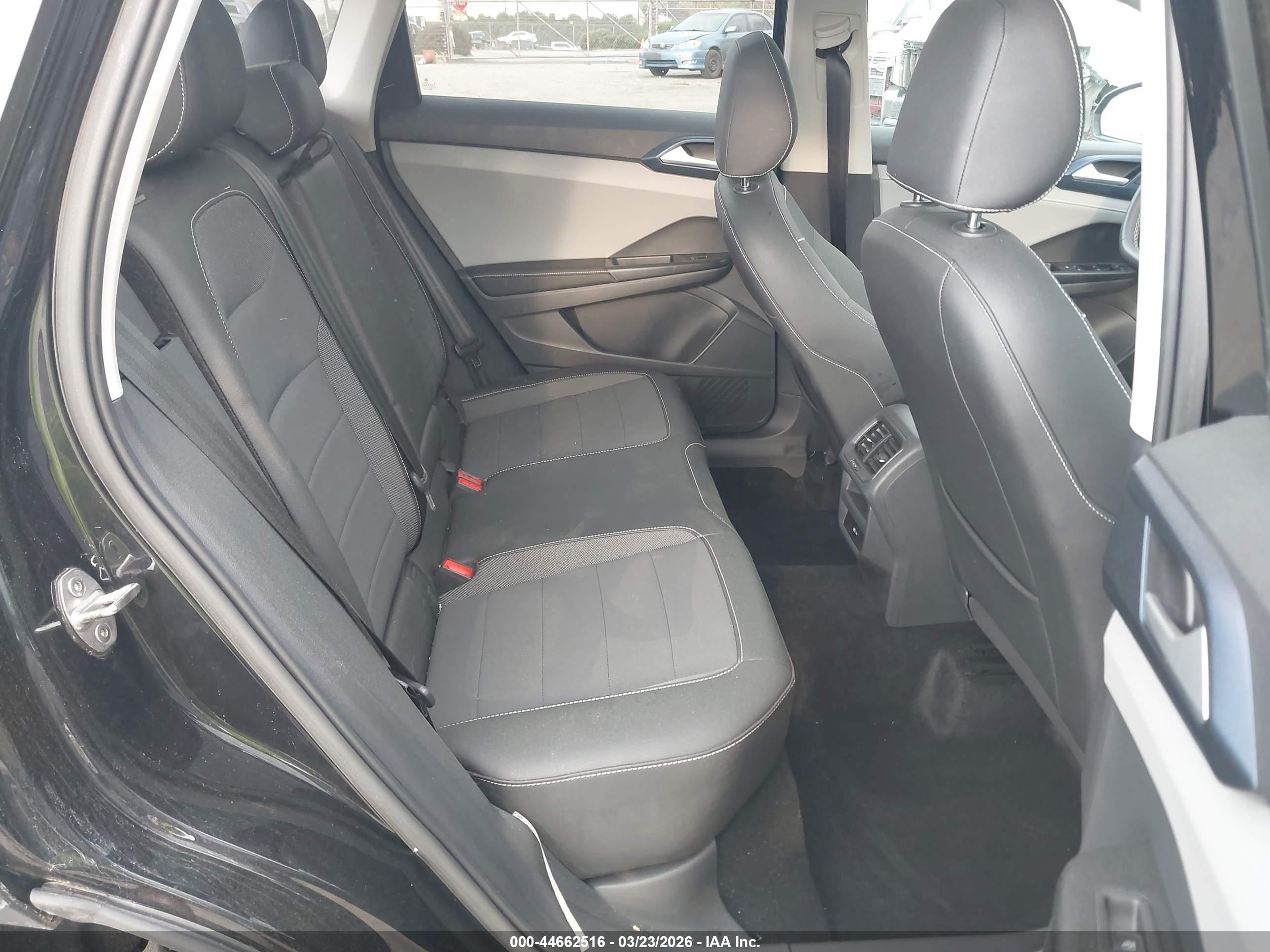 VOLKSWAGEN TAOS image 8