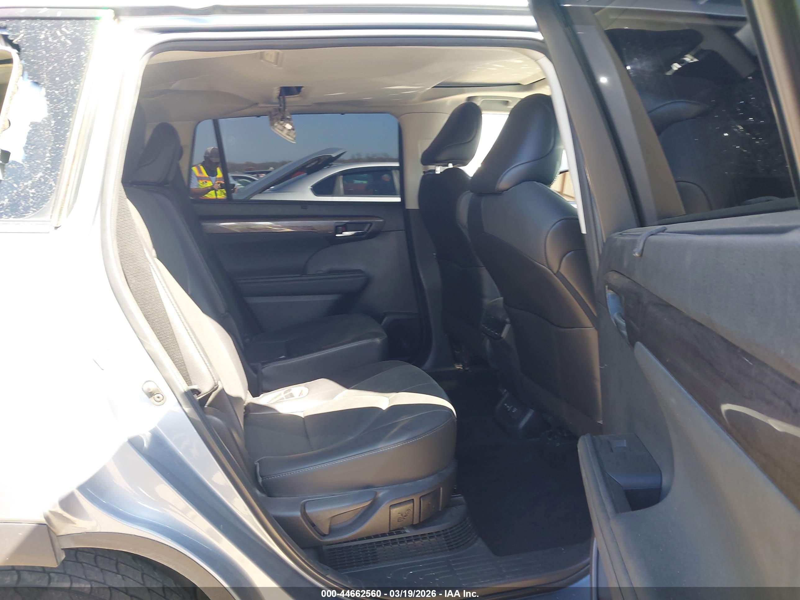 TOYOTA HIGHLANDER image 8