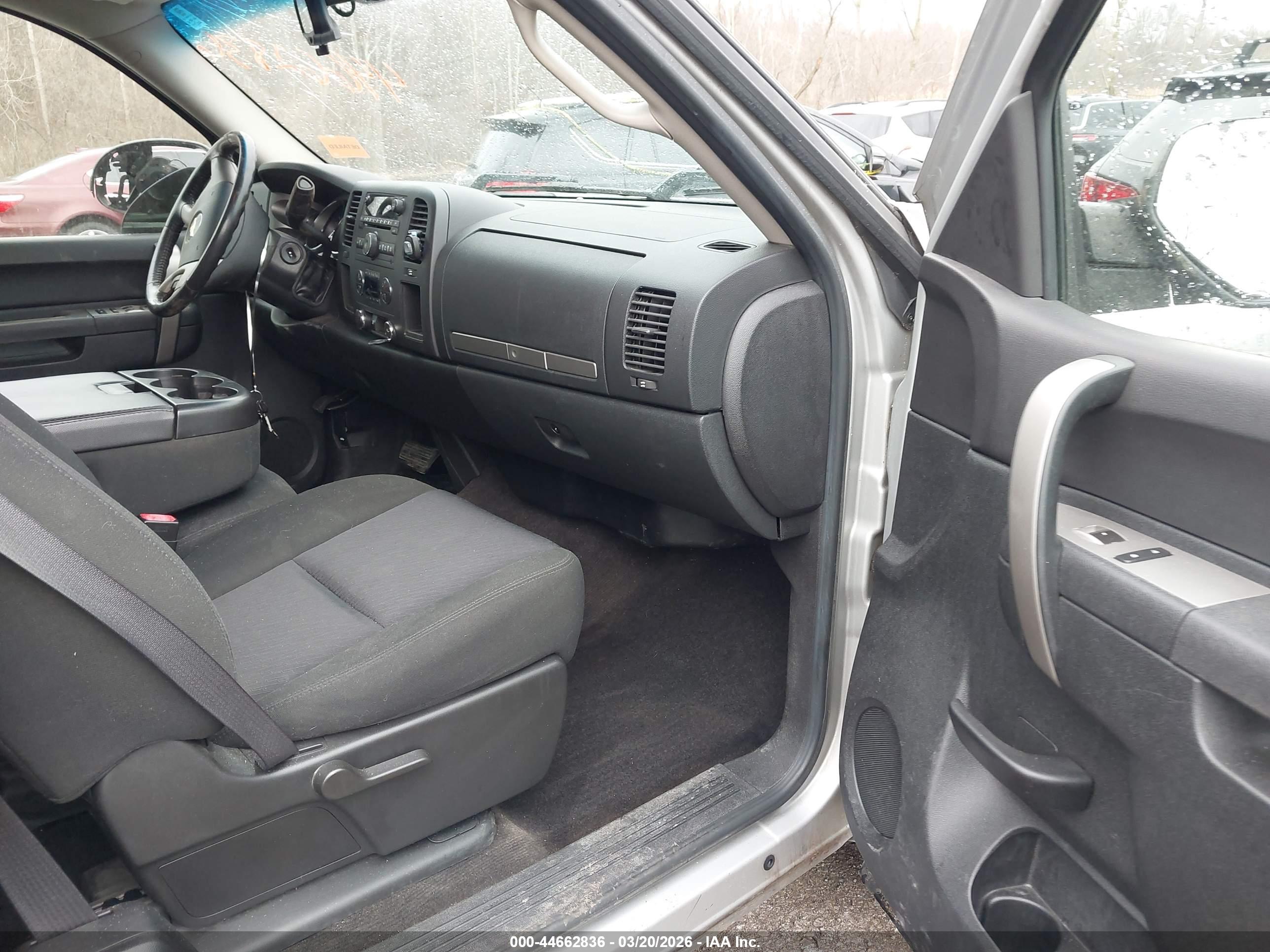 CHEVROLET SILVERADO image 5