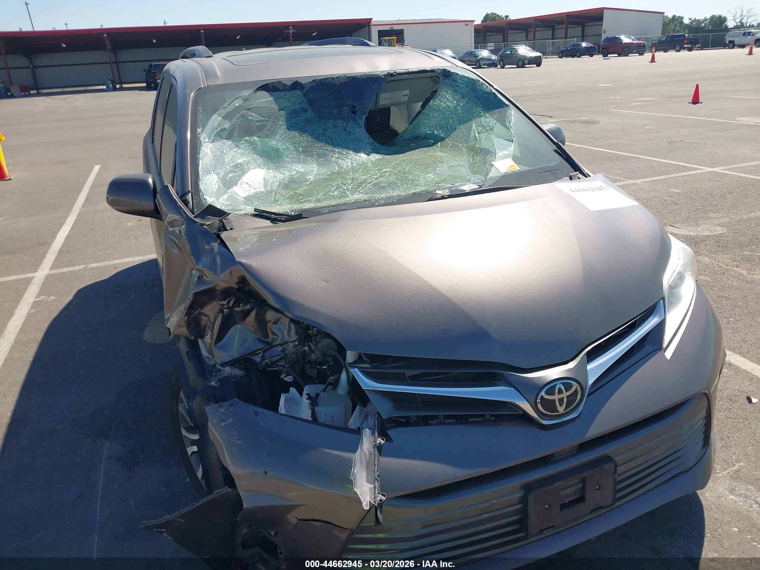 TOYOTA SIENNA image 6