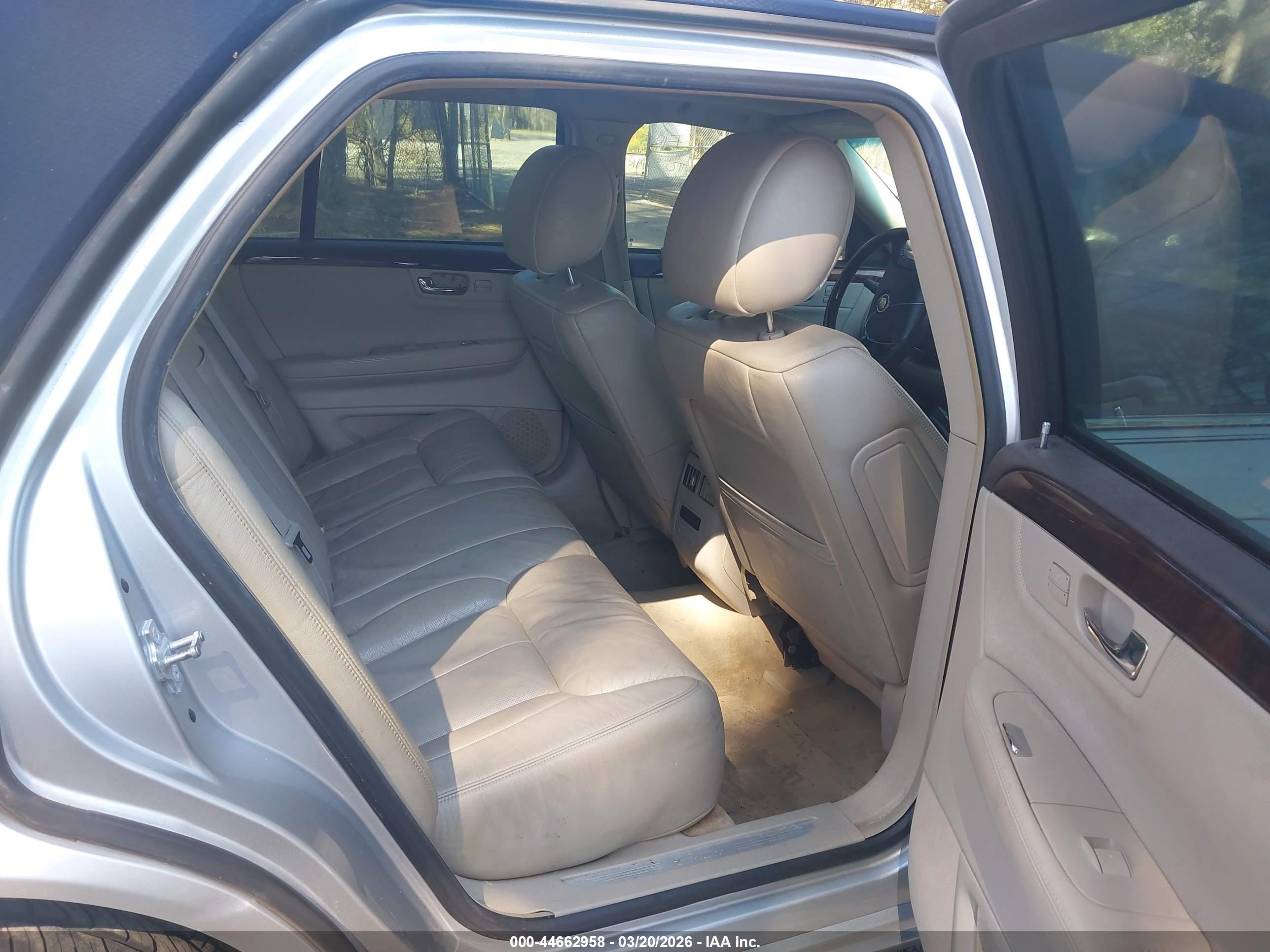 CADILLAC DTS image 8