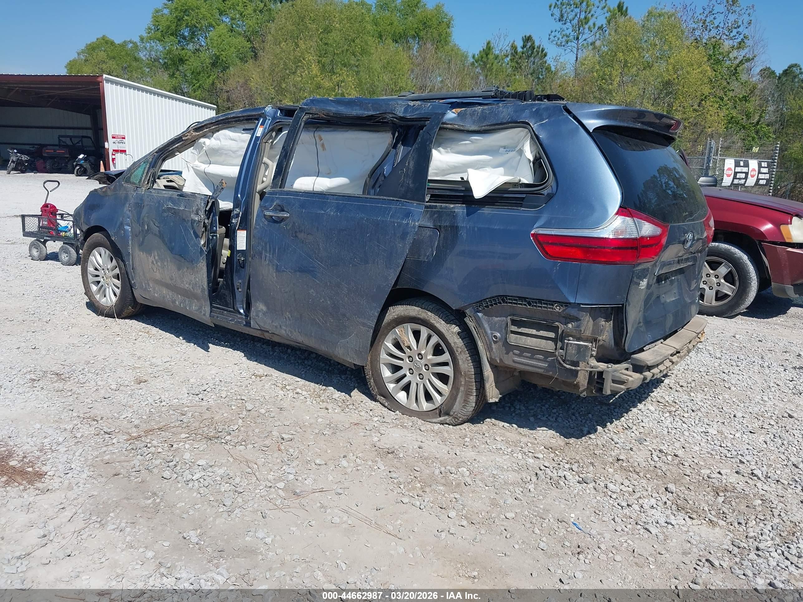 TOYOTA SIENNA image 3