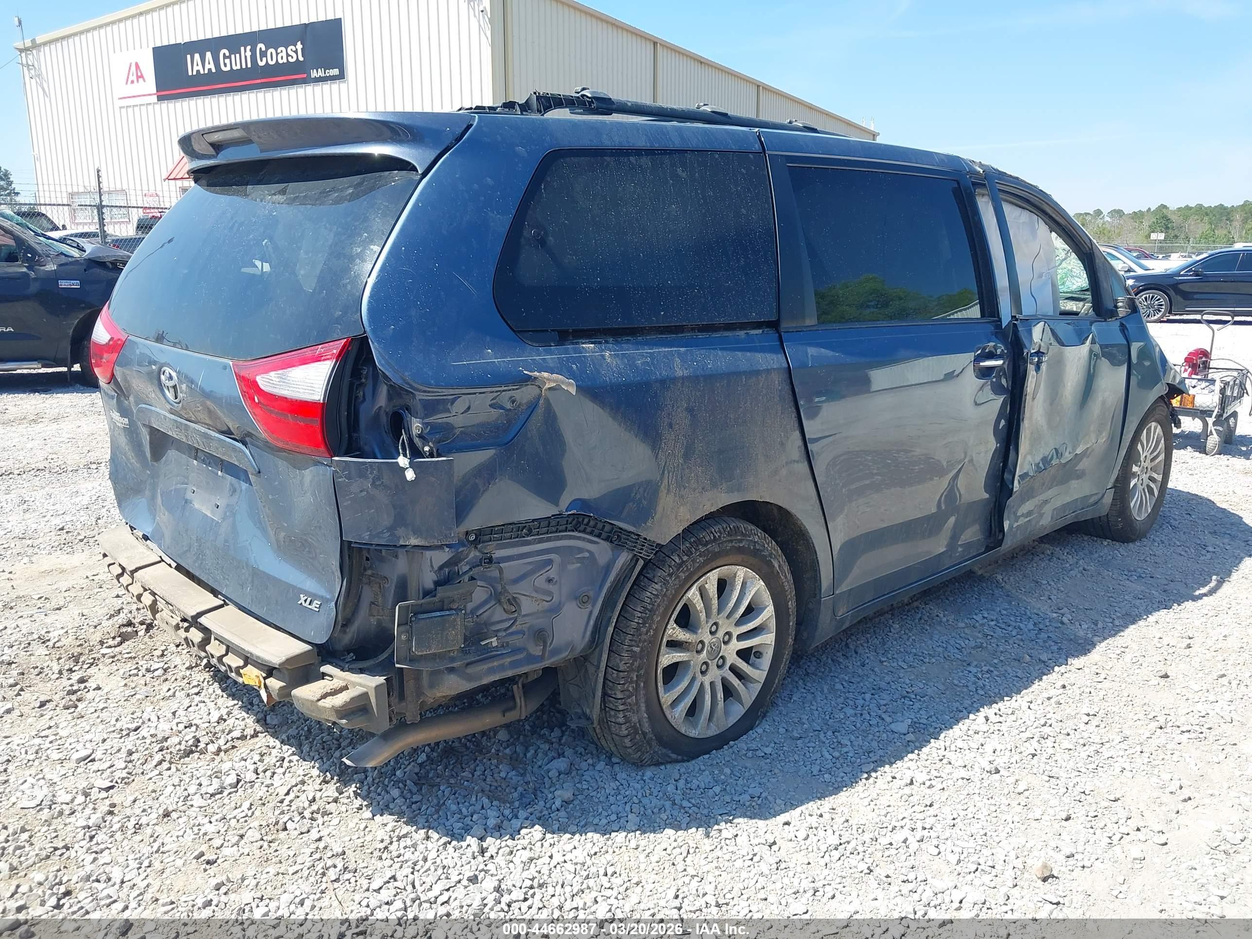 TOYOTA SIENNA image 4