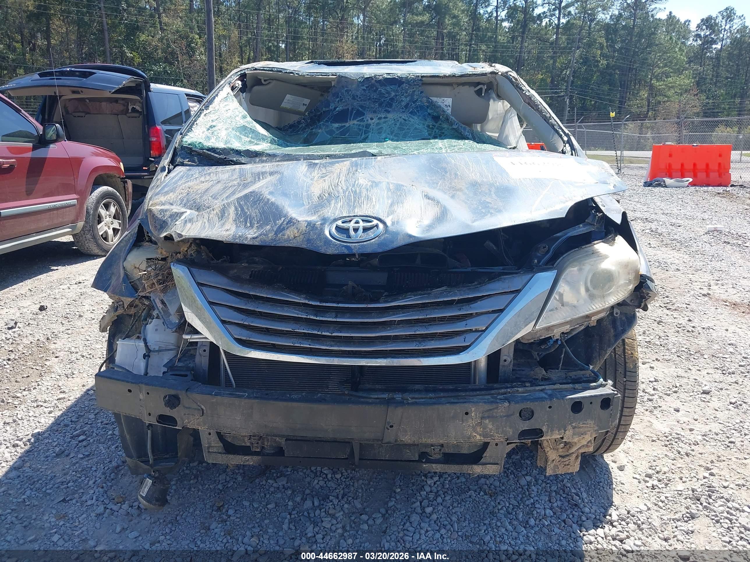 TOYOTA SIENNA image 6