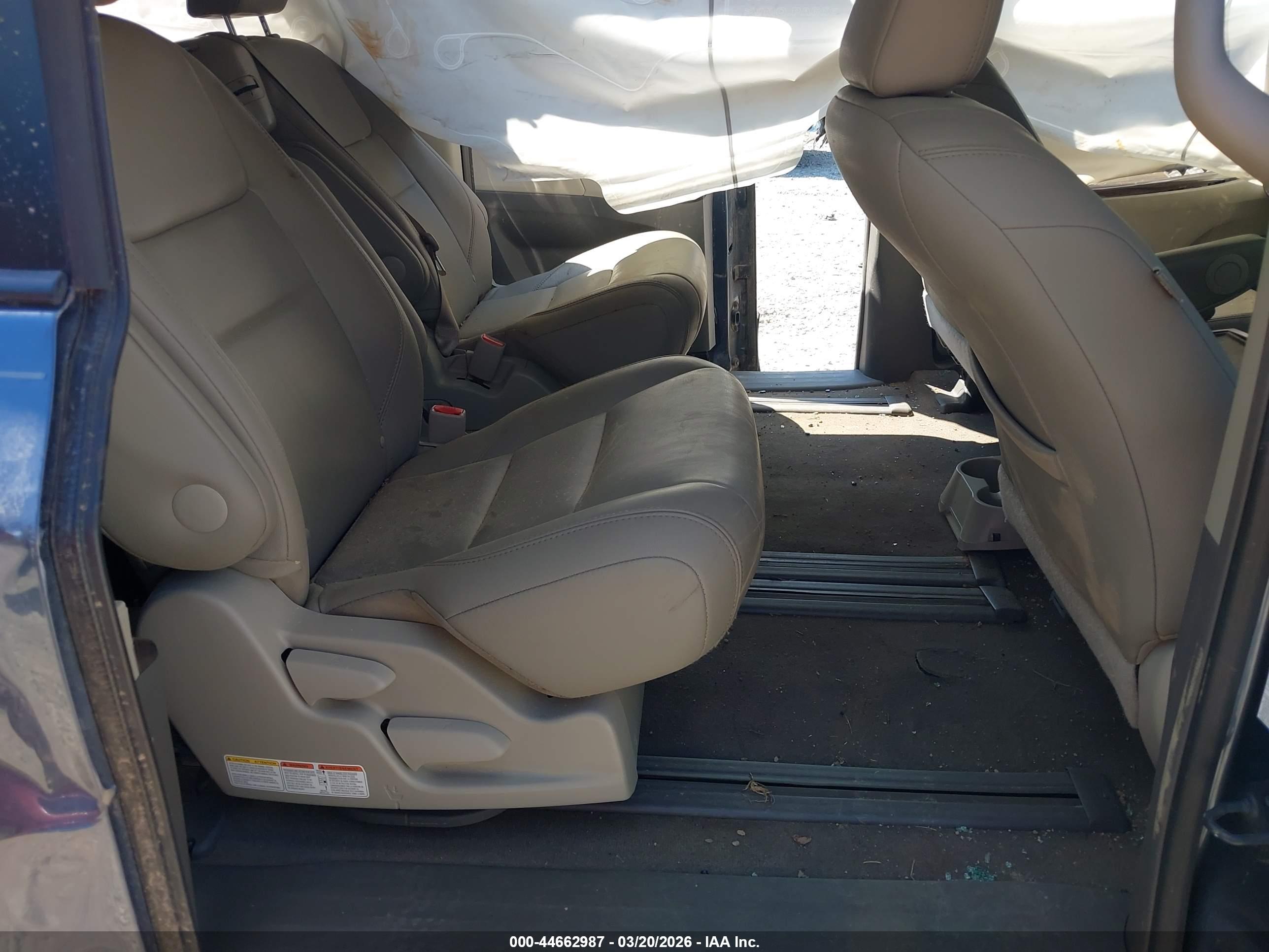 TOYOTA SIENNA image 8