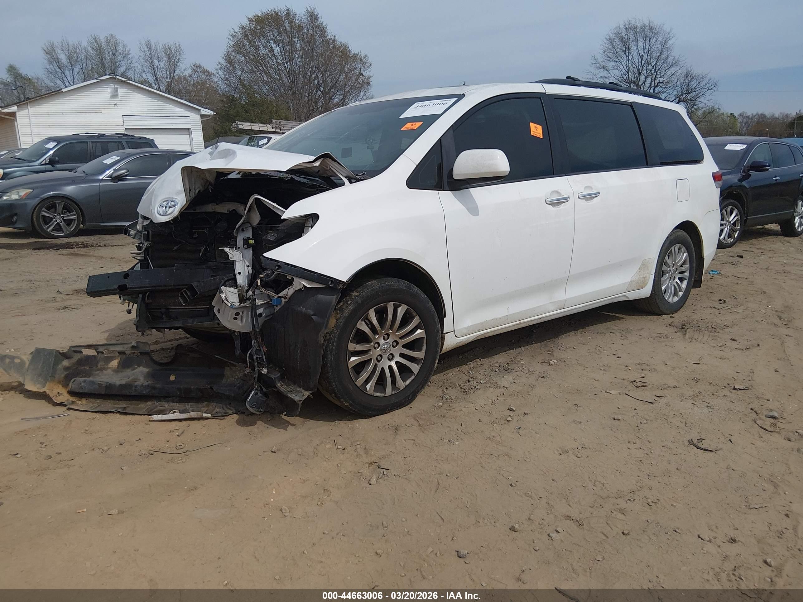 TOYOTA SIENNA image 2