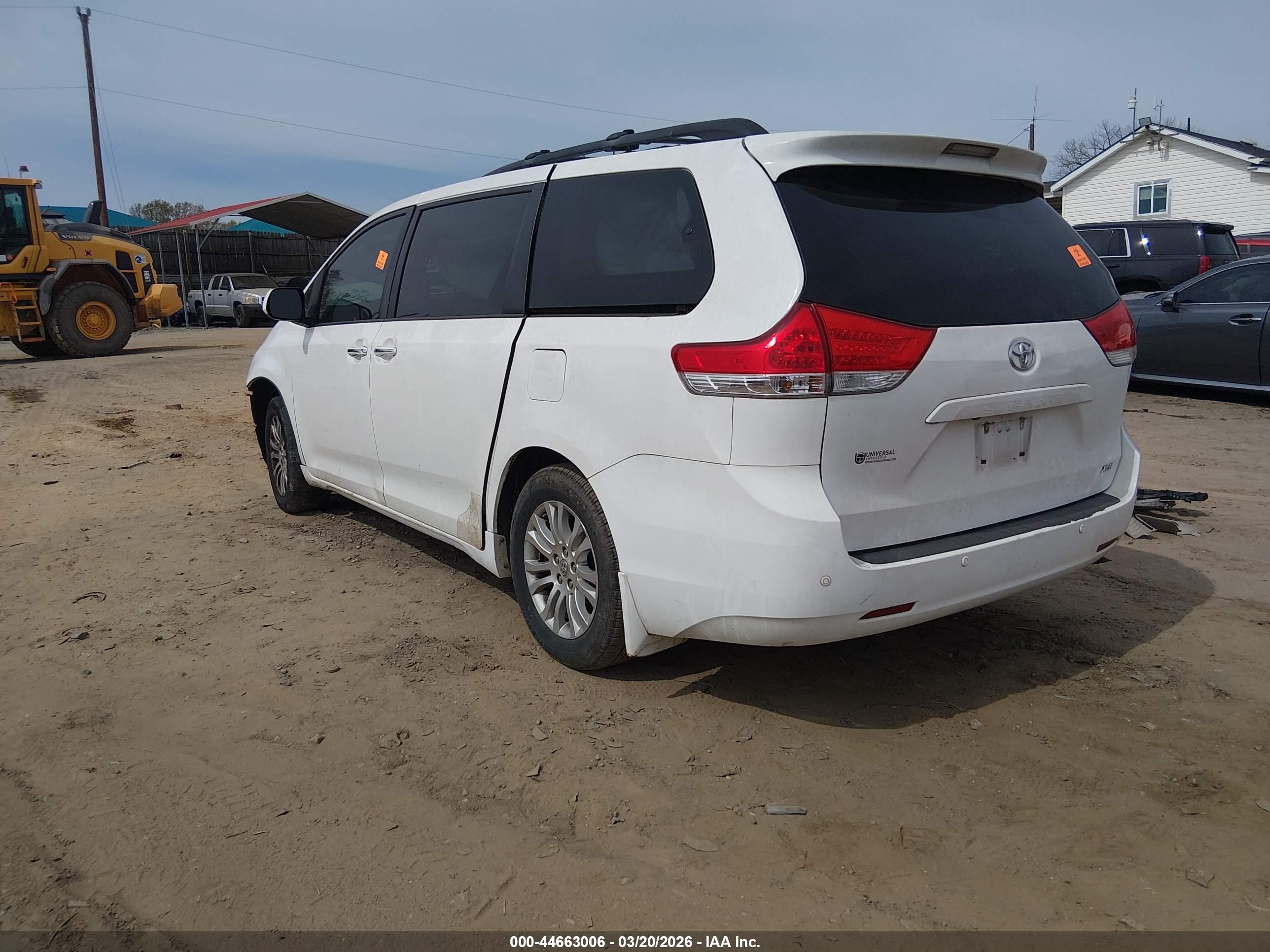 TOYOTA SIENNA image 3