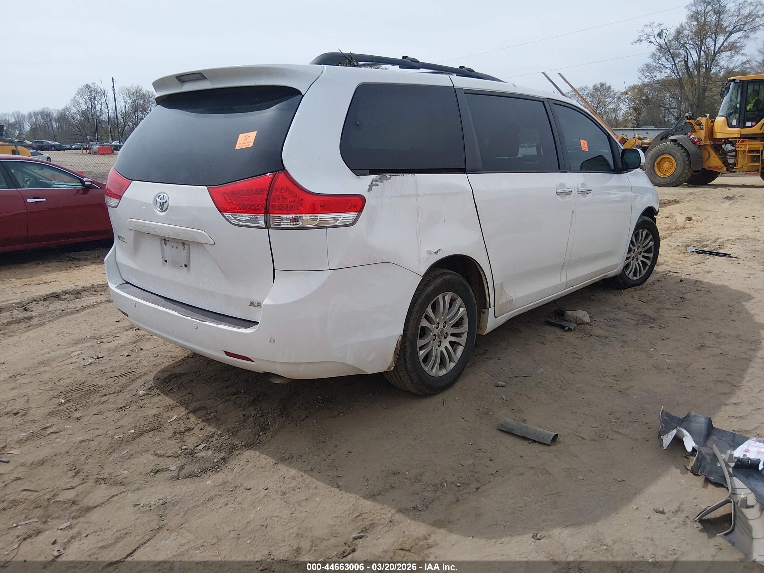 TOYOTA SIENNA image 4