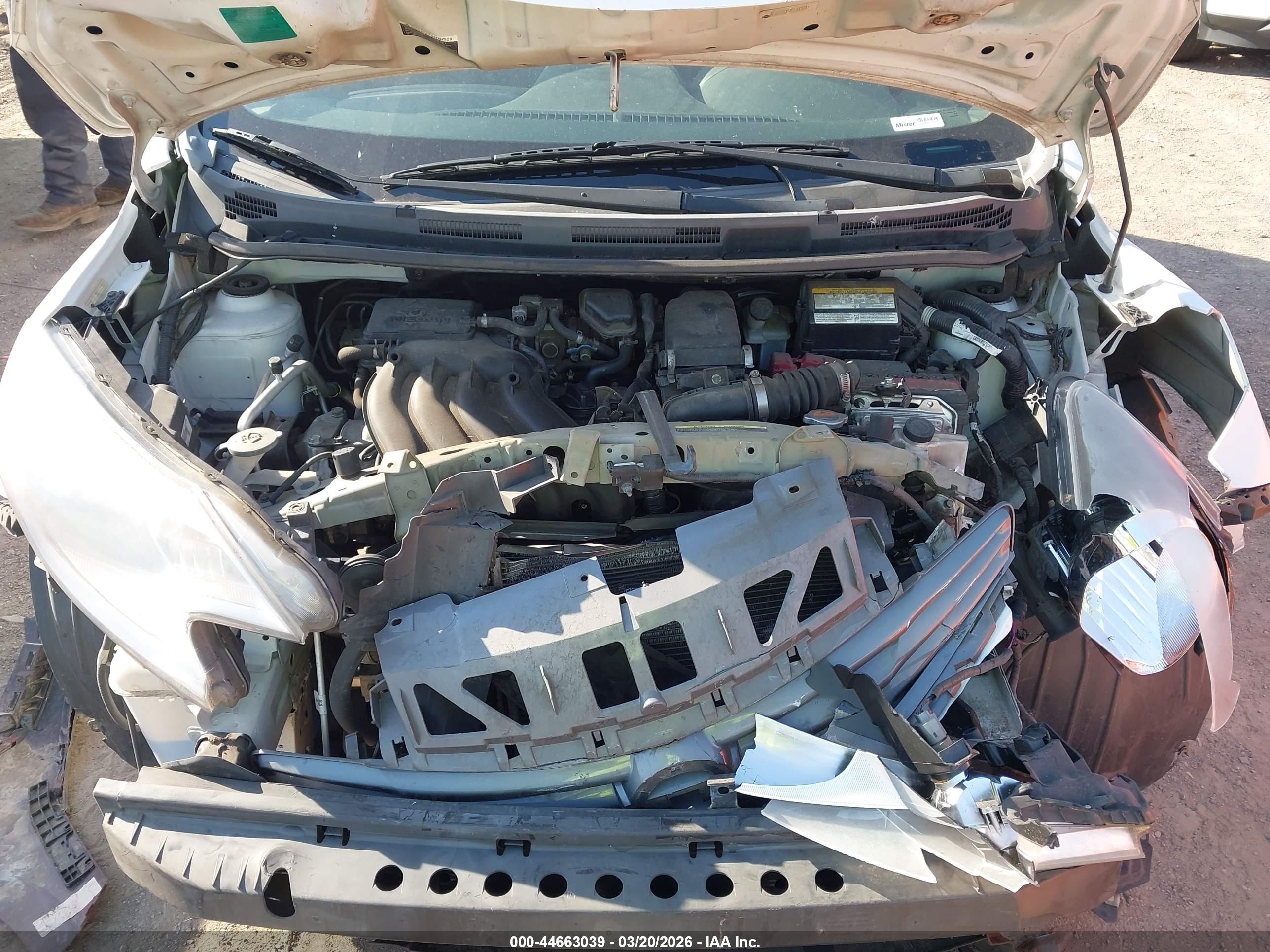 NISSAN VERSA image 10