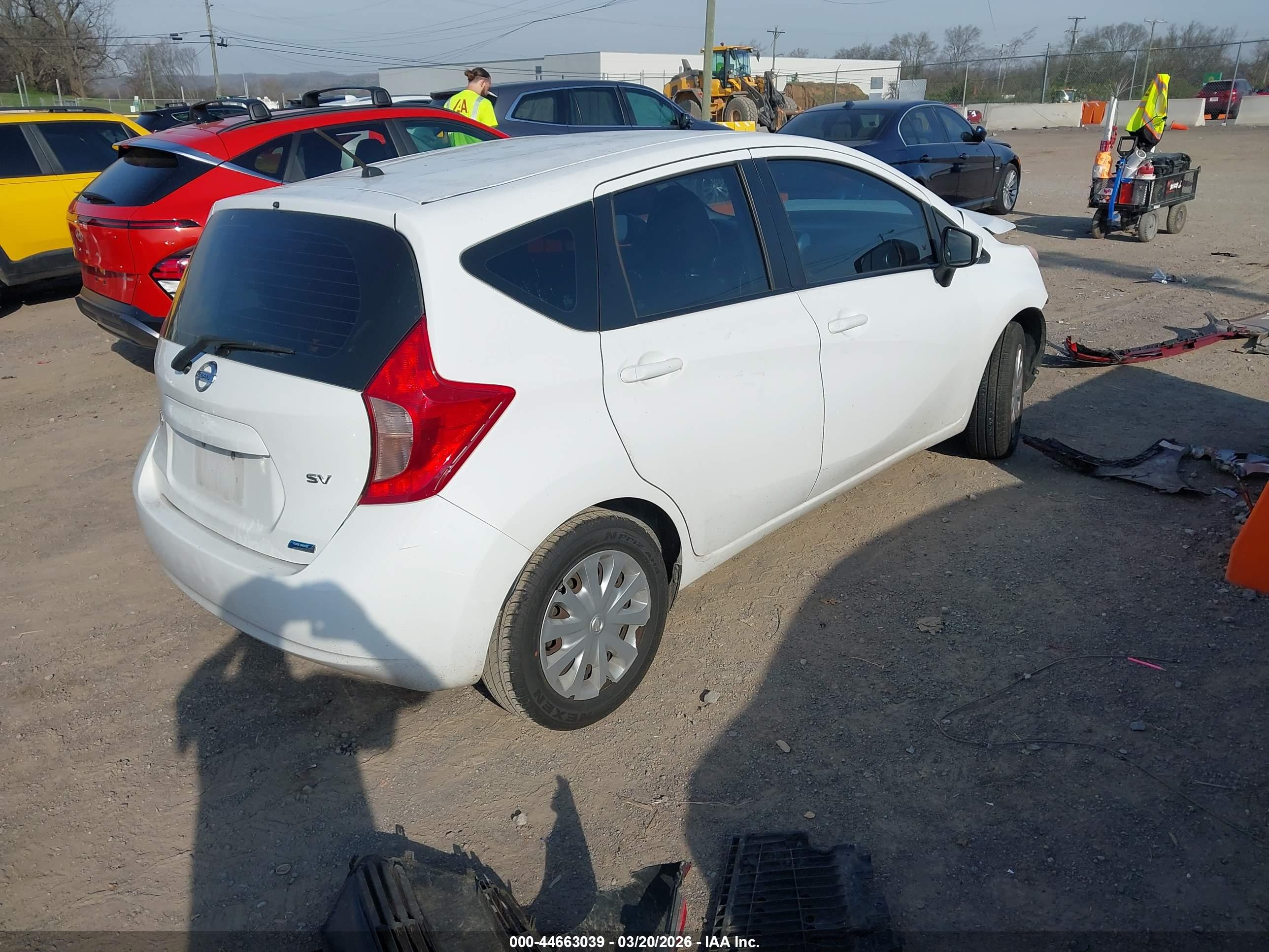 NISSAN VERSA image 4