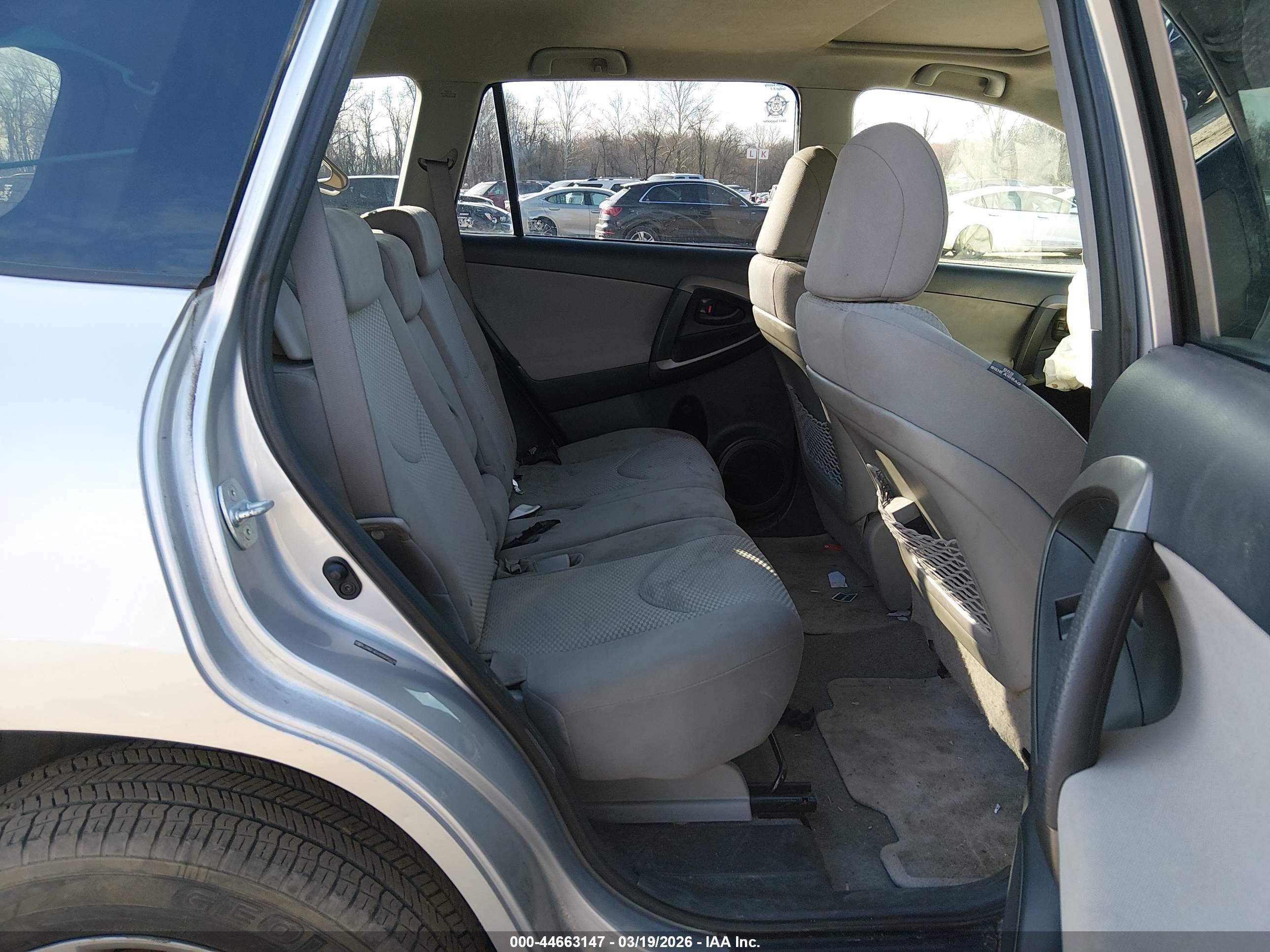 TOYOTA RAV4 image 8