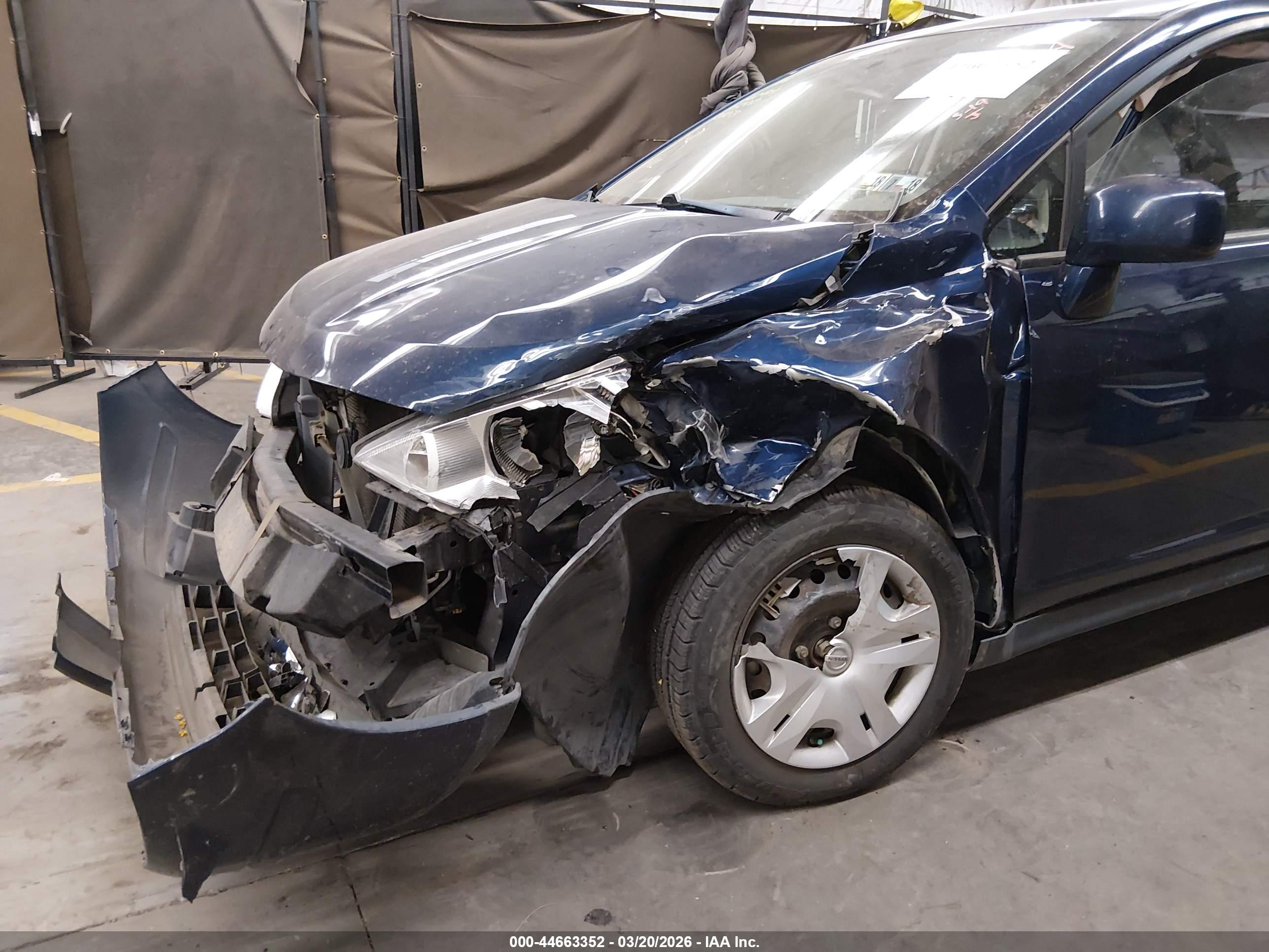 NISSAN VERSA image 6
