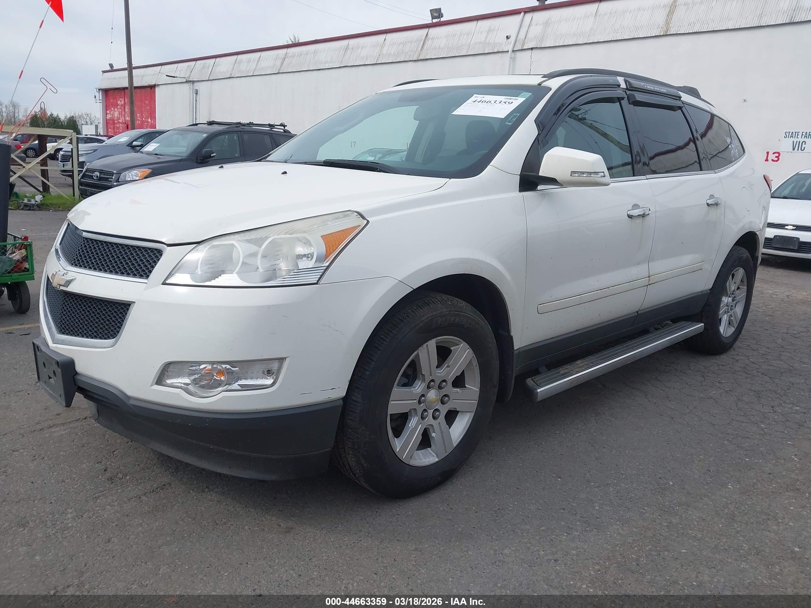 CHEVROLET TRAVERSE image 2
