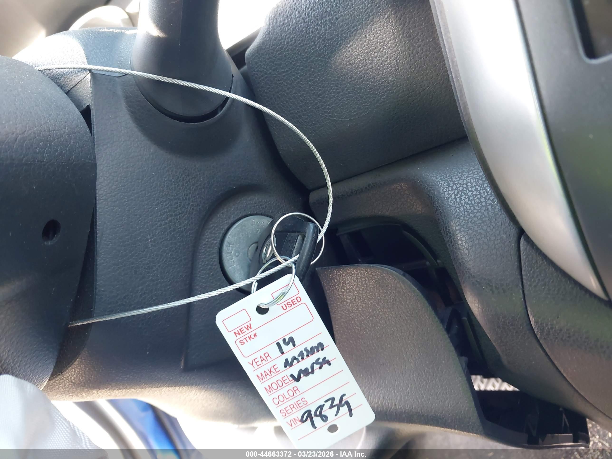 NISSAN VERSA image 11