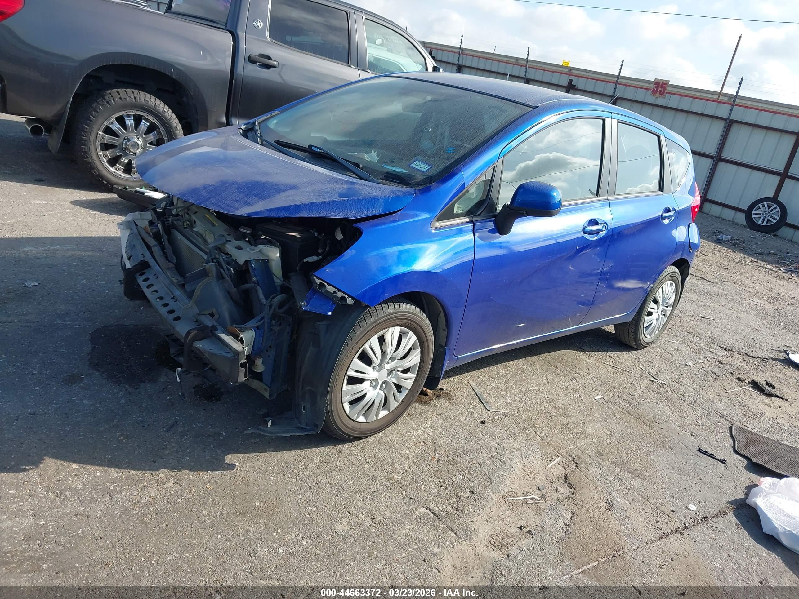 NISSAN VERSA image 2