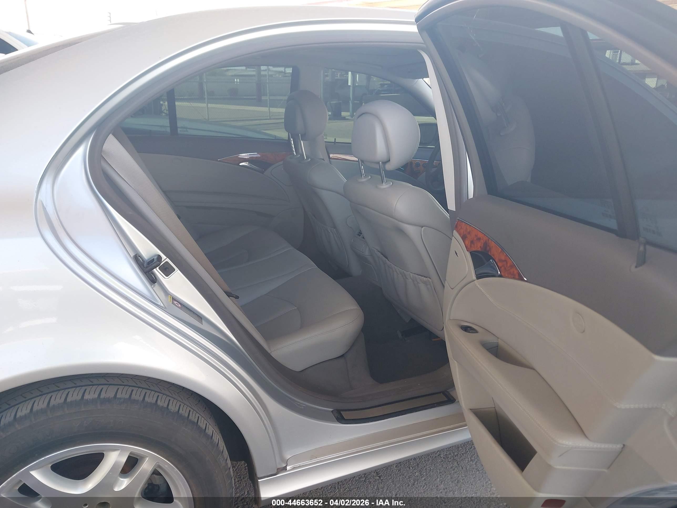 MERCEDES-BENZ E image 8