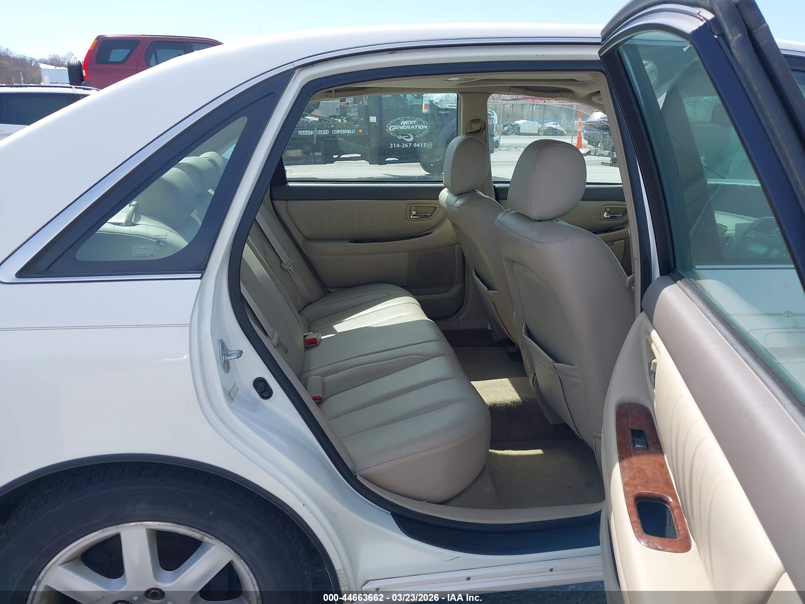 TOYOTA AVALON image 8