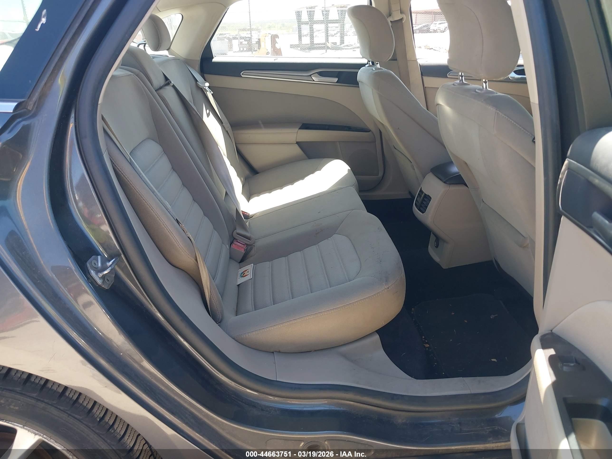 FORD FUSION image 8