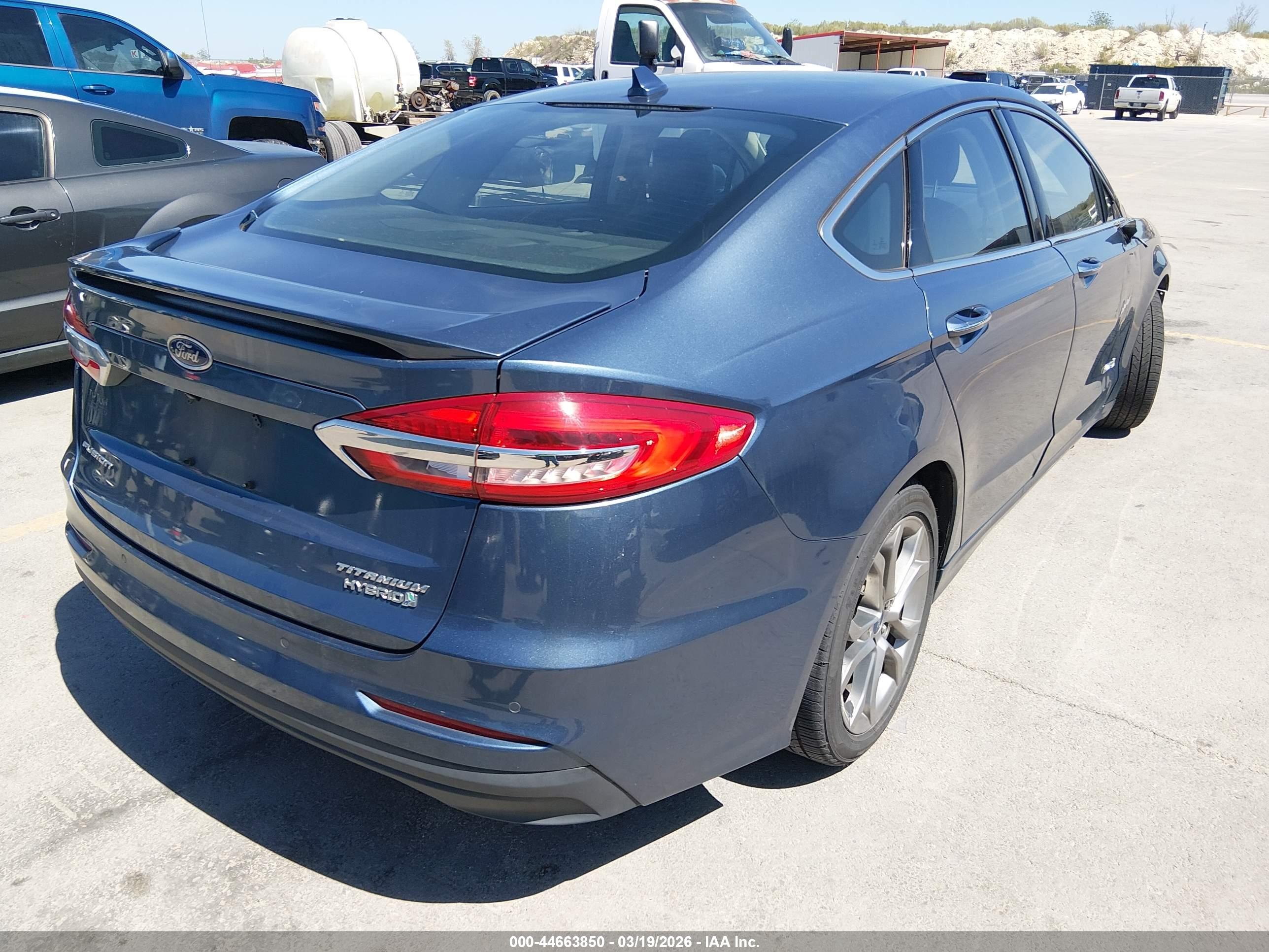 FORD FUSION image 4