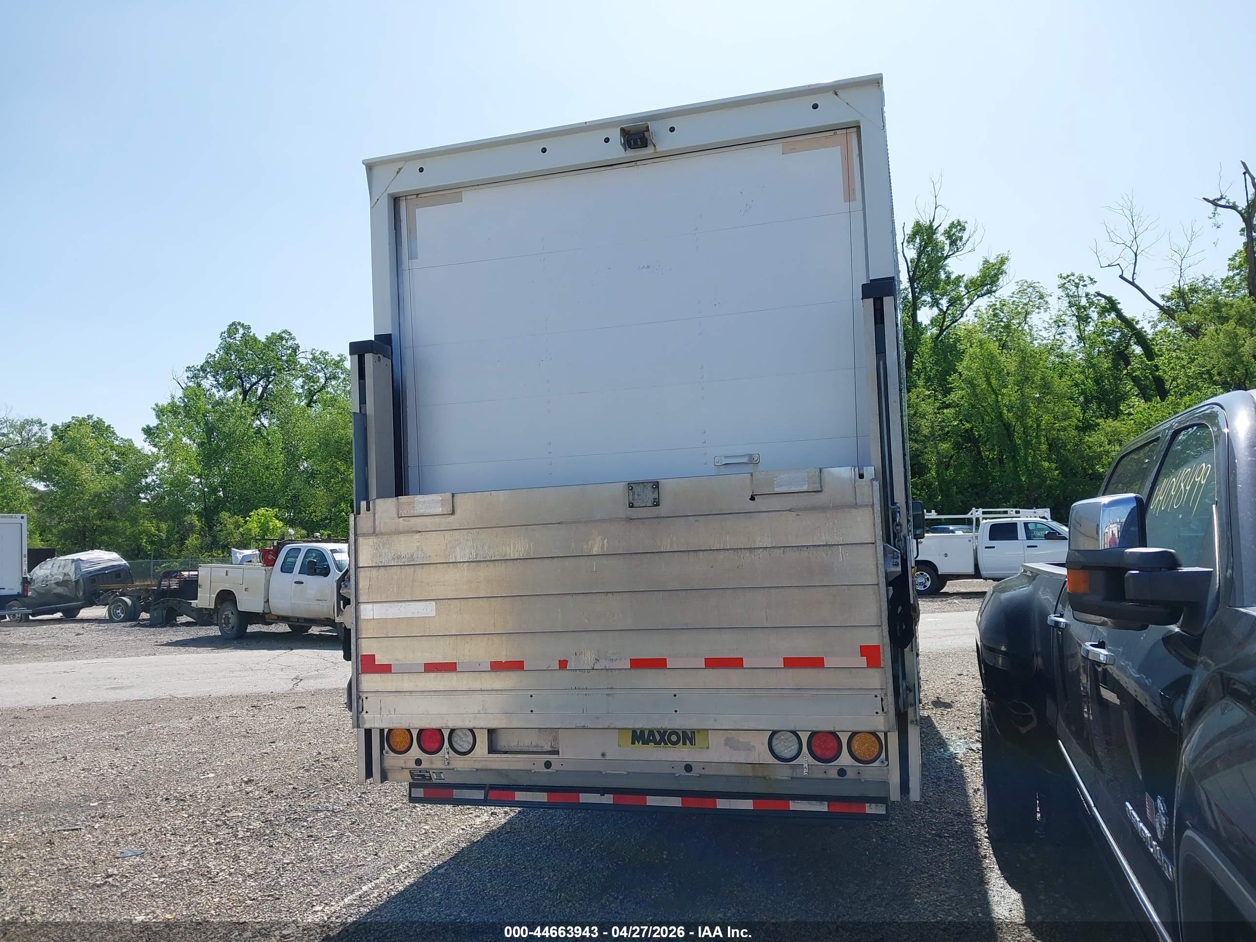 ISUZU NPR image 4