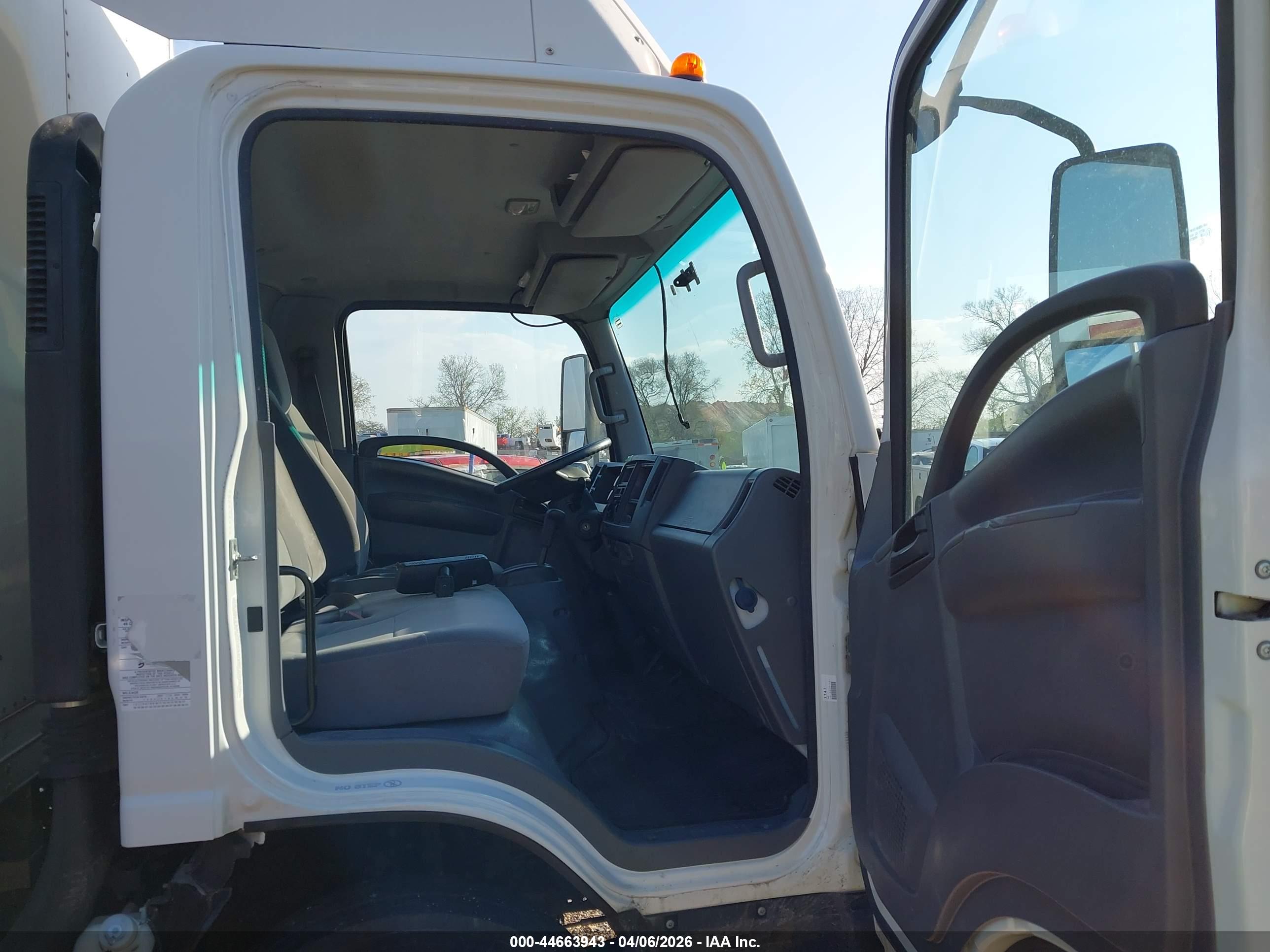 ISUZU NPR image 5