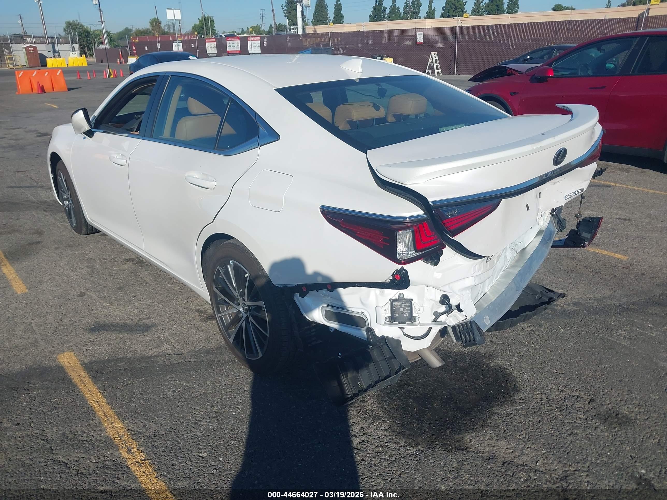 LEXUS ES image 3